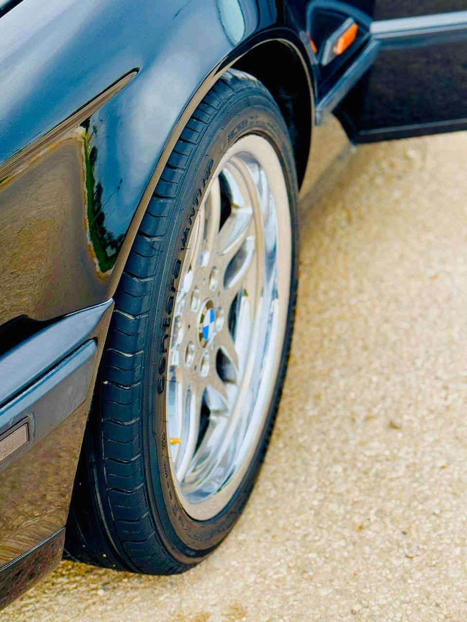 السلام عليكم 
للبيع 540i 
السياره متعوب عليها 
وكلش حلوه وجديده 

تخم تاير مع ويل كب m5 بأخر صوره
 غير الي بيها هسه

داخل اسود كارتير كشنات كهرباء 

السياره كت m بلادي دعاميات امامي خلفي سبايدر كله اصلي

رقم انگليزي بأسمي سنويه لل30

تبريد ثلج حداديه استوني مسويها

محرك استوه مبدله جديد جديد وارد يابان 

بگلايت دخاني اصلي لايت دخاني صليب اصلي 

سستم صوت اصلي مع سيدي سوني اصلي 

سستم صوت صالنصه ابو التحكم صوت رعب بيها

انطلاقه بالسياره صاروخ العقل الي بيها مزود چب 

السعر 88وبيها اشويه مجال  

العنوان النجف اتصال ***********
