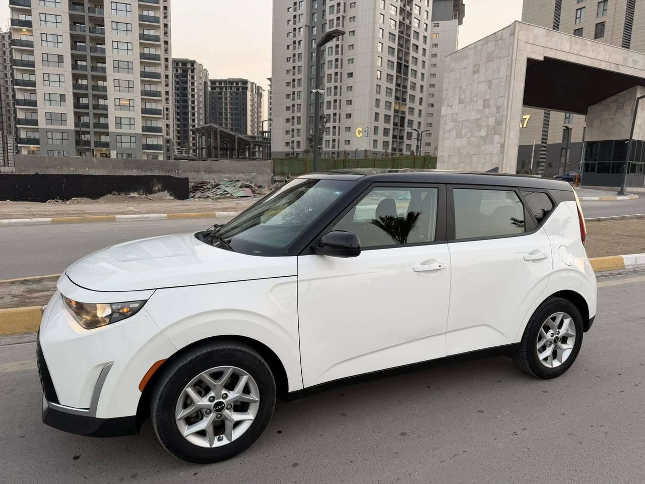 كيا صول ٢٠٢٣ فول
� للبيع – Kia Soul 2023

🔹 الموديل: 2023
🔹 اللون: أبيض مع سقف أسود (Two Tone)
🔹 المحرك: 2.0 لتر – 4 سلندر
🔹 ناقل الحركة: أوتوماتيك (CVT)
🔹 العداد: ____ كم
🔹 الحالة: ممتازة – صبغ بنيد وجاملغ فقط – شاصي سليم

المواصفات الداخلية:

 • شاشة معلومات وترفيه 10.25 إنش
 • دعم Apple CarPlay & Android Auto
 • شحن لاسلكي للهواتف
 • مقاعد كهربائية
 • تشغيل عن بُعد (Remote Start)
 • تشغيل ذكي زر تشغيل + Smart Key
 • تحكم كامل من المقود
 • بلوتوث + USB
 • تكييف أوتوماتيك
 • شاشة عدادات واضحة
 • خامات داخلية نظيفة ومريحة

أنظمة السلامة والمساعدة:

 • رادارات أمامية
 • نظام النقطة العمياء (Blind Spot Monitoring)
 • تنبيه حركة المرور الخلفية
 • كاميرا خلفية
 • نظام الثبات والتحكم بالانزلاق

مميزات إضافية:

 • اقتصادية في الوقود
 •
 • السيارة نظيفة وجاهزة للاستخدام

📍 الموقع: بغداد – البياع 
💰 السعر: 138 
 قفل تم تنزيل السعر 

📞 للتواصل: *********** –
