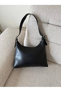 شنطة جلد • حجم وسط • متعددة ألوان