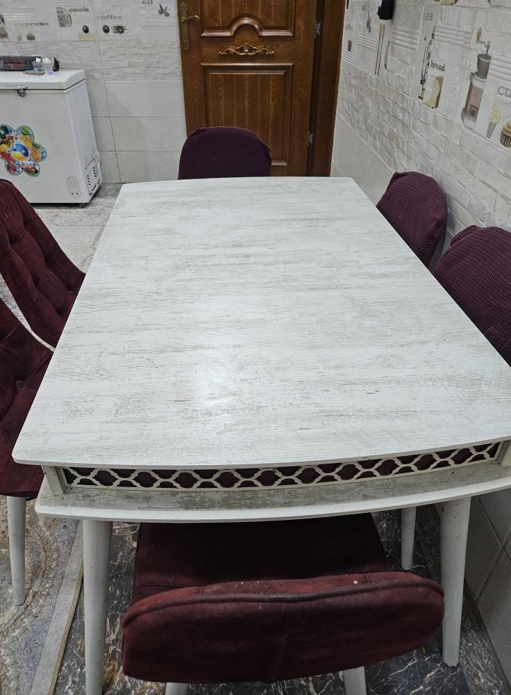 ميز طعام السعر ب١٥٠ الف وبي مجال نظيف جدا مابي اي ضرر ***********
