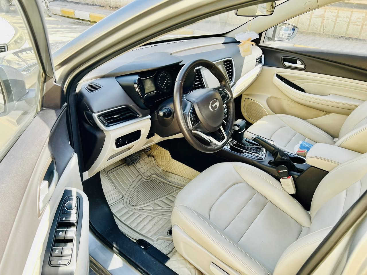 السعر 115 ورقه وبيها مجال مكفوله مداخله لا صيانه ولا تبديل كير محرك وحداديه وكهربائيات كلهن وكاله ***********
النوع : GAC GA4
الموديل : 2024. (خليجي ) .
المحرك : 1.5 تنفس طبيعي شلعه فول 
العداد : 55 الف قابل للزياده 
الارقام : اربيل بأسم الشركةATB

🔅أهم المواصفات للسيارة
* ‫دخول ذكي (بصمة)‬ فول 
جنطه بصمه 
ابواب بصمه 
* ‫نظام ملاحة ‬
* ‫شاشة ترفيه قياس 8 بوصة ‬
*قطعتين تبريد 5 مقاعد 
* ‫كاميرا خلفية +حساسات
*لايت led 
*بك لايت led
*مقاعد جلد ابيض
*نظام صوتي trumpchi
*ويل كب كروم حجم 16
*فول تحكم ستيرن مودات اوامر صوتية كروس سرعة
* ‫تطبيق CarLife لربط الهاتف بالسيارة‬
* ‫عجلة قيادة متعددة الوظائف ومغطاة بجلد ‬
* ‫تحكم بالمقاعد الأمامية يدوياً للحصول على 4 وضعيات ‬
* ‫ECO Mode لتقليل استهلاك الوقود‬

‫أنظمة السلامة والأمان‬
‫تحتوي  سيارة GAC GA4 2024  على عدة مزايا للسلامة ومن أهمها:‬
* ‫فرامل مانعة للانزلاق (ABS)‬
* ‫نظام توزيع قوة الفرملة إلكترونياً (EBD)‬
* ‫ نظام الثبات الإلكتروني (ESP)‬
* ‫نظام الفرامل الهيدروليكي (HBA)‬
* ‫نظام المساعدة في صعود المرتفعات (HAC) ‬
* ‫التحكّم في النزول من التل (HDC)‬
* ‫نظام مراقبة ضغط الهواء في الإطارات (TPMS)‬
