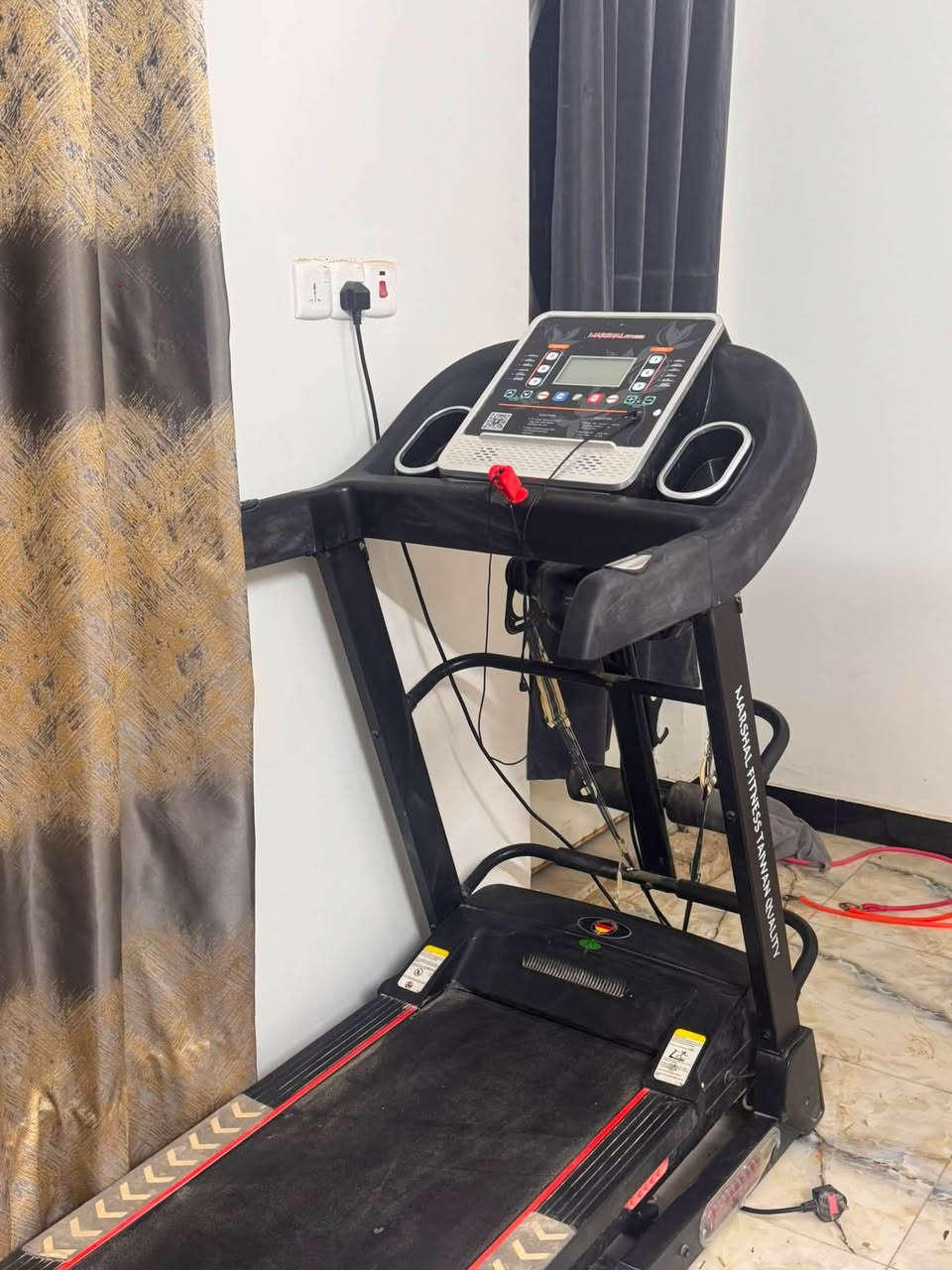 السلام عليكم.. للبيع جهاز جري كهربائي متكامل ماركة MARSHAL FITNESS (تايوان كواليتي) موديل SPKT-2260-4، الجهاز غني عن التعريف من حيت القوة والمتانه.

حالة الجهاز: استخدام قليل جداً ونظيف جداً وبحالة ممتازة (أخت الجديد)، وكل الخصائص والشاشة والملحقات شغالين 100% بشرط الفحص.

جهاز متكامل (Multi-function): يحتوي على جهاز مساج كهربائي مدمج لتكسير الدهون، وقاعدة مخصصة لتمارين المعدة، وحبال تمارين المقاومة.

الشاشة والتحكم: شاشة ديجيتال ذكية تعرض (السرعة، الوقت، المسافة، السعرات الحرارية، ونبضات القلب).

التحكم بالانحدار والسرعة: أزرار تحكم سريعة ومباشرة على الشاشة مستويات (3، 6، 9) للسرعة والانحدار لتسهيل التمارين.

نظام حماية المفاصل: يحتوي على سبرنغات (ممتص صدمات متطور) أسفل الجهاز لحماية الركبة والمفاصل أثناء الجري.

الترفيه والأمان: نظام صوتي مدمج مع مدخل MP3 للاستماع للموسيقى أثناء التمرين + مفتاح الأمان الأحمر للتوقف المفاجئ وحاملات مطارة الماء.

سهولة التخزين: ميزة الطي الهيدروليكي (يصعد وينزل بسهولة) مع عجلات لتحريك الجهاز ونقله بدون أي جهد.
الموقع الناصريه الاسكان الصناعي📍🟥
السعر 425 وبي مجال للشراي 
التواصل *********** واتساب🟥.
