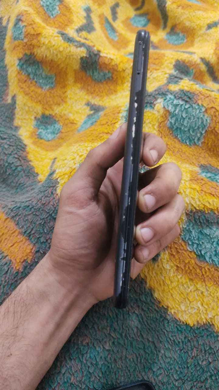 هاتف A70 مستخدم 
أخذه الابنك الصغير ا الاخوك الصغير

امبدل شاشة أصلية 
الايسي يحتاج تبديل بس يشحن طبيعي ماكو اي مشكلة تبديلة ب5 آلاف دينار تقريبا
غير متوفرة شاحنته ويا
ذاكرته 128 
المعالج سناب دراكون
 يشغل ببجي طبيعي وكل الألعاب تقريبا 

سعره 125 وبي مجال بل الي يرضيك 
اتصل على الواتساب فقط:
 *********** كربلاء, العراق
