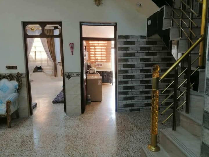 مشتمل المساحه ١٥٠ متر الوجه ٧ ونص في ٢٠ قرب مجمع الرحاب طابو زراعي سند ٢٥ تحويل مباشر شارع ٣٠متر طابق ونص الأرضي مكون من غرفة نوم مع صاله واستقبال مع المطبخ مع الصحيات الطابق الثاني غرفه وحده مع صاله كبيره مع الصحيات السعر ٨٠ مليون وبها مجال الاتصال كورك *********** اسيا *********** اثير *********** اسماعيل الجميلي مكتب المنار عبور الجسر الجغيفي
