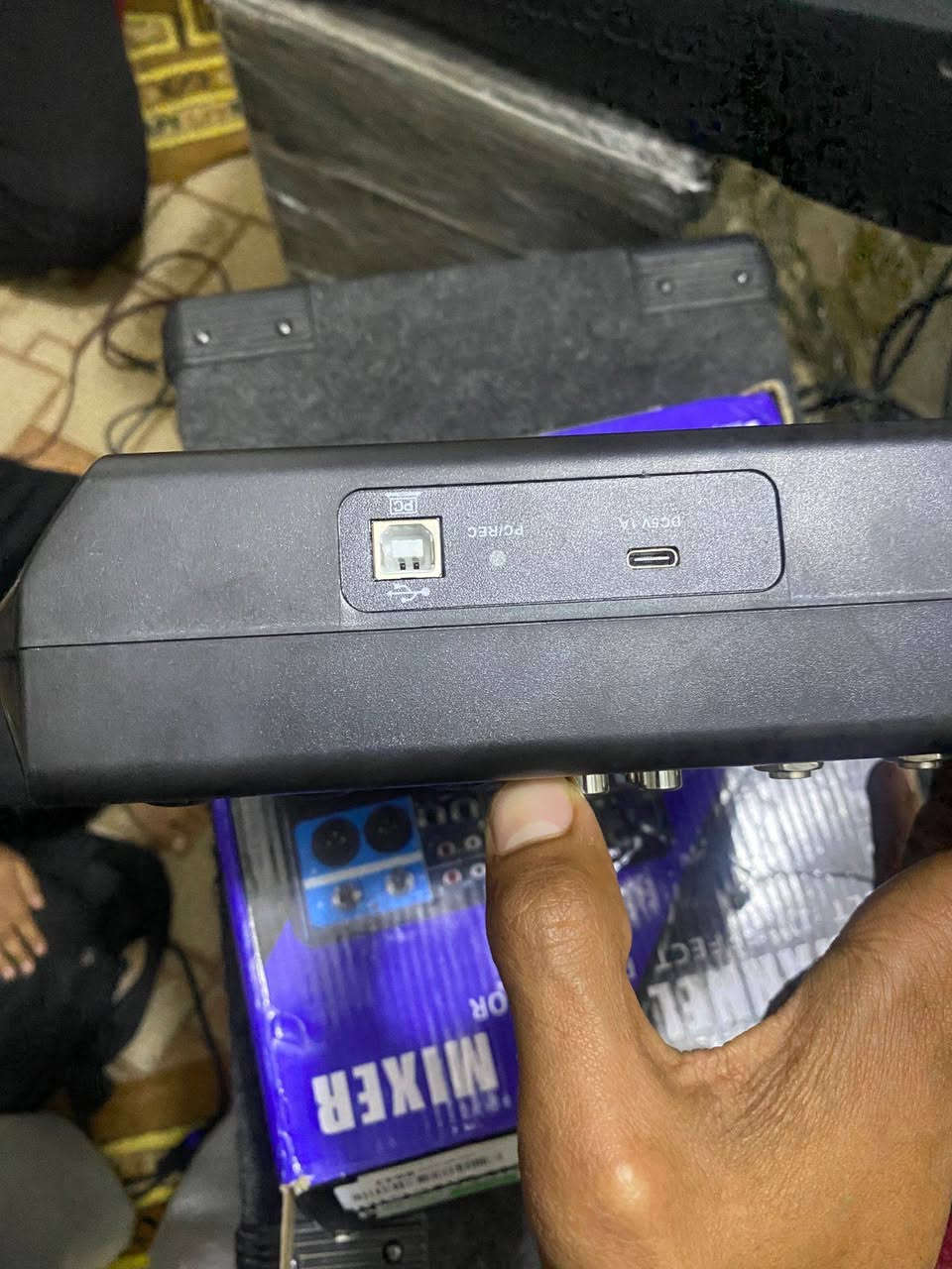 للبيع – ميكسر 5 قنوات F-5A
جهاز نظيف ويشتغل 100٪ بدون مشاكل 
بيه 5 مداخل مايك / لاين
بيه صدى (Echo) يطلع الصوت حلو وواضح
بيه USB تشغيل وتسجيل
يدعم مايكات احترافية (+48V)
مناسب للحفلات، المجالس، التسجيل، أو مشروع صغير.
السعر 55
العنوان الكوت


**إذا كنت صاحب هذا الإعلان وتريد حذفه لأي سبب، رجاءا أرسل رسالة إلى الدعم الفني**