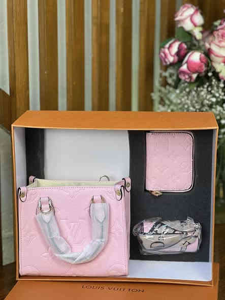 بوكس جنطة LV ماستر كوالتي متوفر بـ6 الوان
السعر:٣٥ الف 
الطلب خاص 
او واتساب:***********
