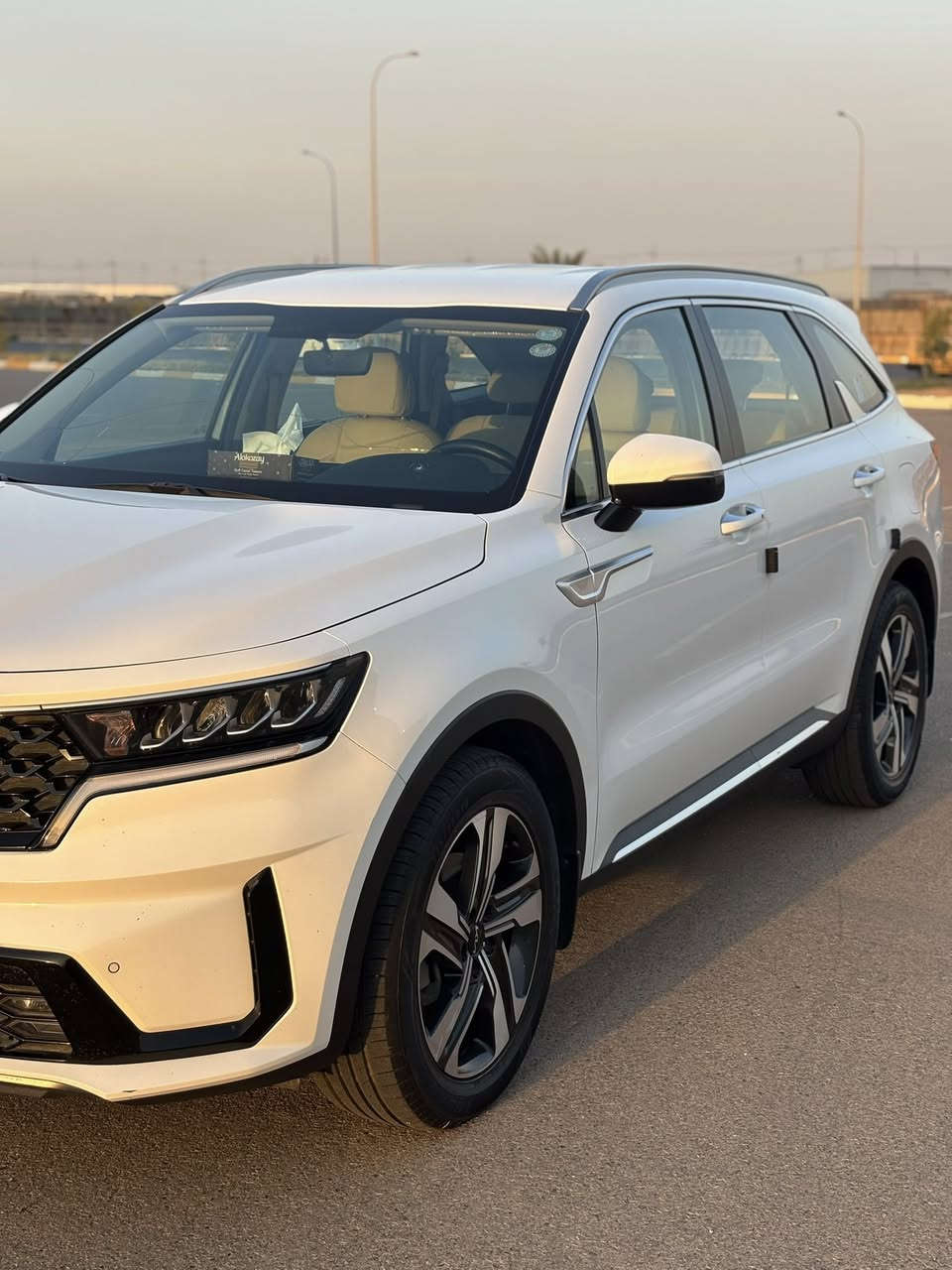 للبيع كيا سورينتو 2022 وارد خليجي
🚗 المواصفات:

* كيا سورينتو موديل 2022
* محرك 2.5 لتر (4 سلندر)
* دفع أمامي (FWD)
* لون أبيض
* وارد خليجي
* عداد 85,000 كم
* فول مواصفات (بدون سقف بانوراما)
* تشغيل بصمة وستارت
* شاشة معلومات وترفيه كبيرة
* Apple CarPlay و Android Auto
* كاميرا خلفية وحساسات
* مثبت سرعة
* مقاعد جلد
* تحكم كامل من المقود
* إنارة LED
* جنوط ألمنيوم
* مكيف أمامي وخلفي
* 7 مقاعد

*السيارة رقم أربيل تريد تحويل تريد وكاله ماكو مشكلة

*ملاحظات السيارة:قبق الصندوك مفتوح  وبيها بارد بباب الراكب معدل موضح بالصوره وباقي السيارة كلها بحالة الوكاله تخم تاير جديد والسيارة نظيفه وعلى آخر حبايه 

✅ السيارة بحالة ممتازة والاستعمال شخصي.
✅ جميع الصيانات الدورية مجراة بانتظام.
✅ جاهزة للفحص للجادين.

📍:موقع السيارة بغداد/بسماية

📞 للتواصل: (***********)
💰 السعر: (240$)بيها مجال
