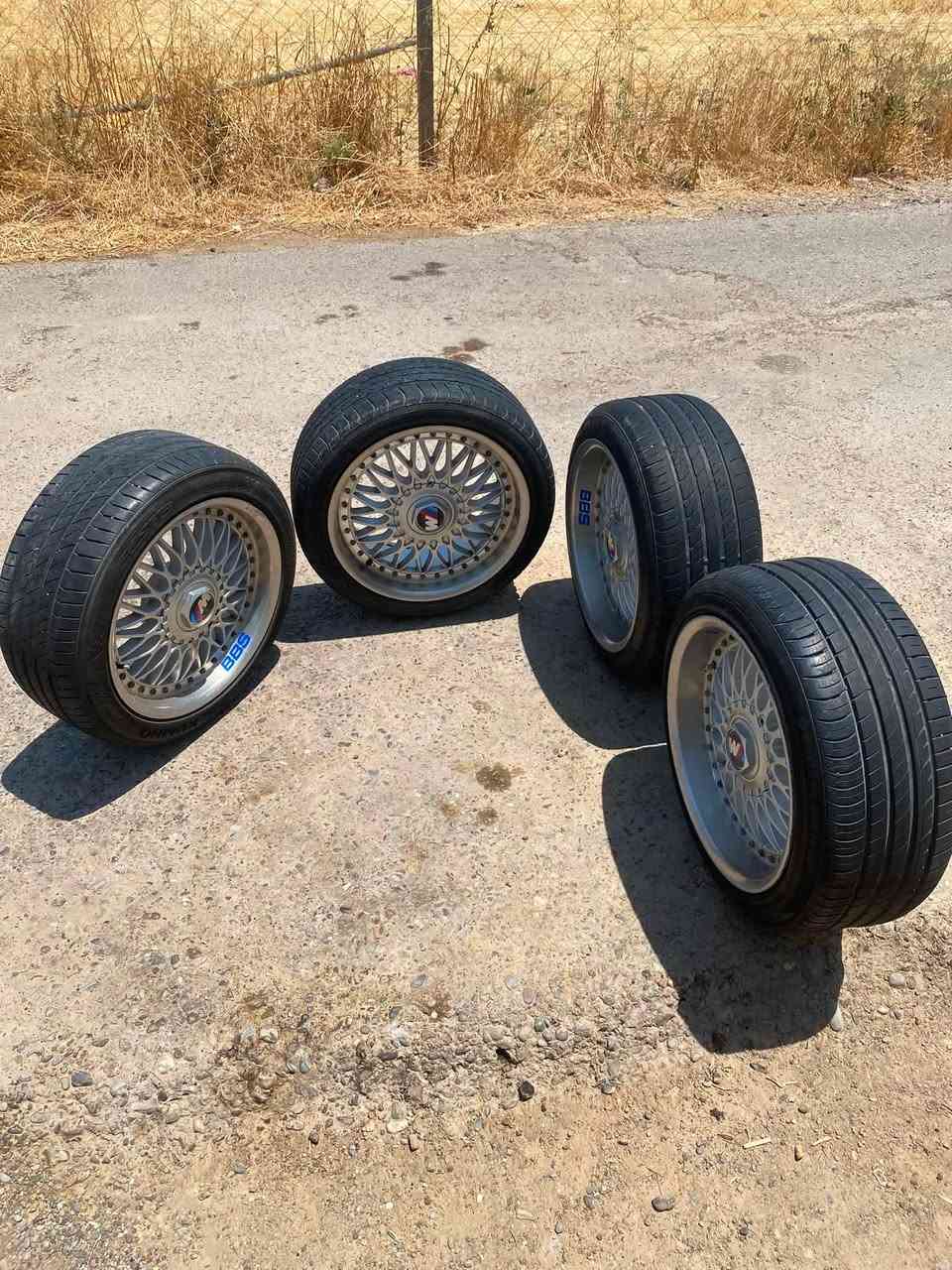 الله يساعدهم الإعزاز )ويل BBS تو ساز حجم 17 .  4 ستد للبيع او مراوس حسب الإقناعه )شرط كلهن طگ فلينه بس واحد بي تصليح خفيف والتواير شوفت عينك نضافتهن (السعر 550 الف)والشراي يشلع عـيـوني وانه خادم لكم (مكان صلاح الدين قضاء فلكت الفرسان)استفسار (***********)
