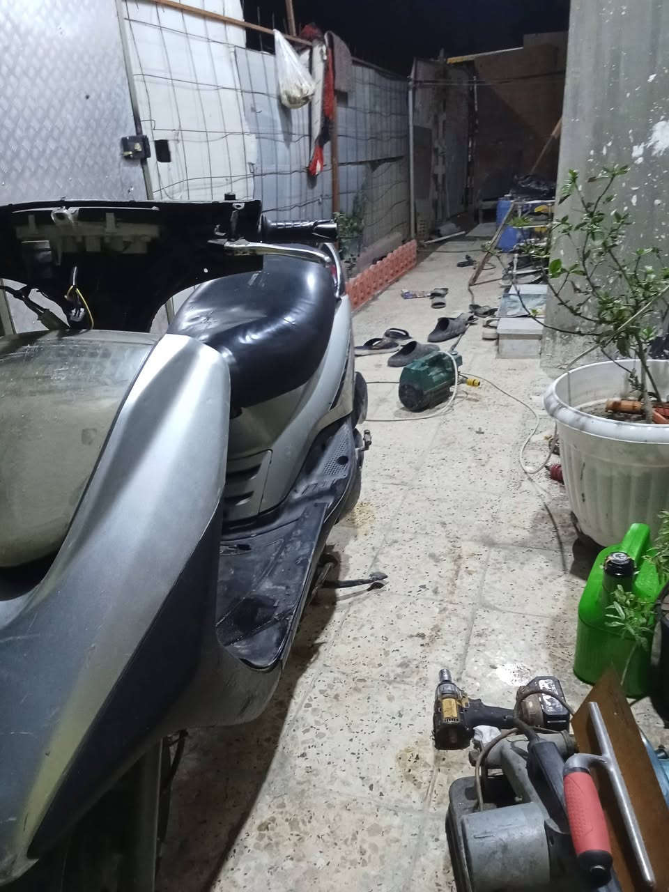 السلام عليكم دراجه بريز  140للبيع دراجه كهربائيات شغاله دشبول شغال كلشي شغال نقصها بس الوجه  السعر 450  ***********
