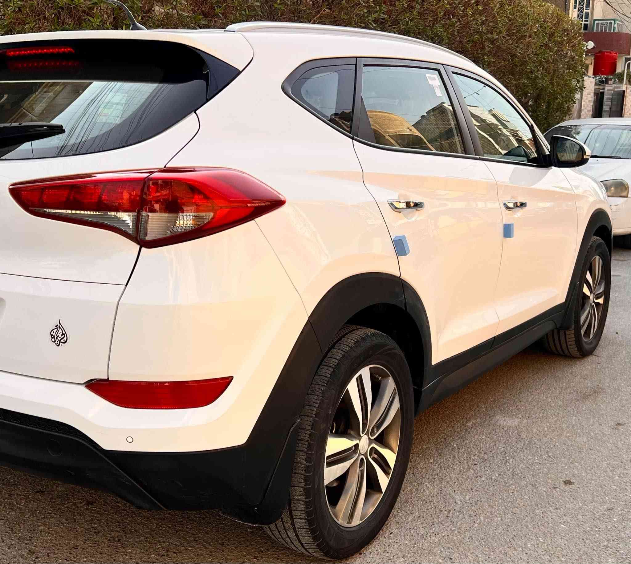 السلام عليكم 
توسان 2016 الشكل الجديد خليجي مكفوله كفاله عامه عده مكانين صبغ صغار السونر مرفق بلصور رقم بغداد السياره جديدة لوك 
المواصفات فول عده البانوراما 
مري شفط
شاشة جبيره تدعم الكار بلي 
حساسات 
كامره خلفية 
درايف مود 
محرك 2000 دوش 
قطعتين تبريد 
كشنات جلد 
السياره مكفولة وجديدة وما بيها اي نقص من تخم تاير جديد وباتري جديد حداديه 
السعر 168 ورقة وبيها مجال بسيط 
الرقم *********** 
مكانها بغداد الشراي يتصل ما متواجد علنت بغداد, العراق
