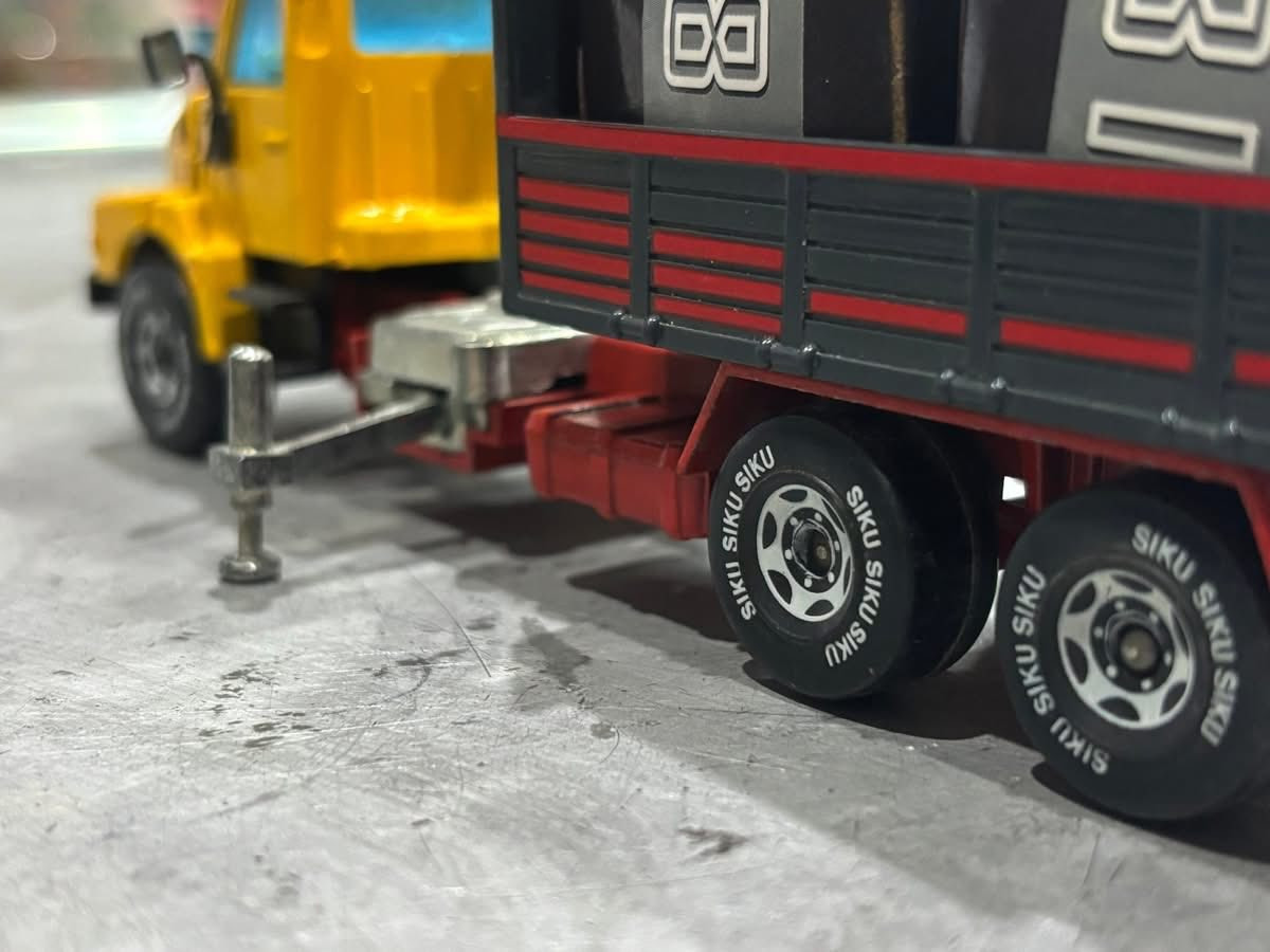 كرين حرامي

Volvo  المُلقب أبو زلوف 😍

صناعة قديمة 
صناعة ألمانيا الغربية 🇩🇪 من شركة SIKU
الحجم 1:50

السعر 43 الف فقط 🔥 

يتوفر توصيل لجميع محافظات العراق 🤩💙

 📍العنوان / شارع فلسطين - خلف المستشفى العالمي 
مكتبة الأمين للحجز و الاستفسار على الرقم او مراسلة الصفحة ***********
#مصغرات #سيارات_مصغرة #بغداد
