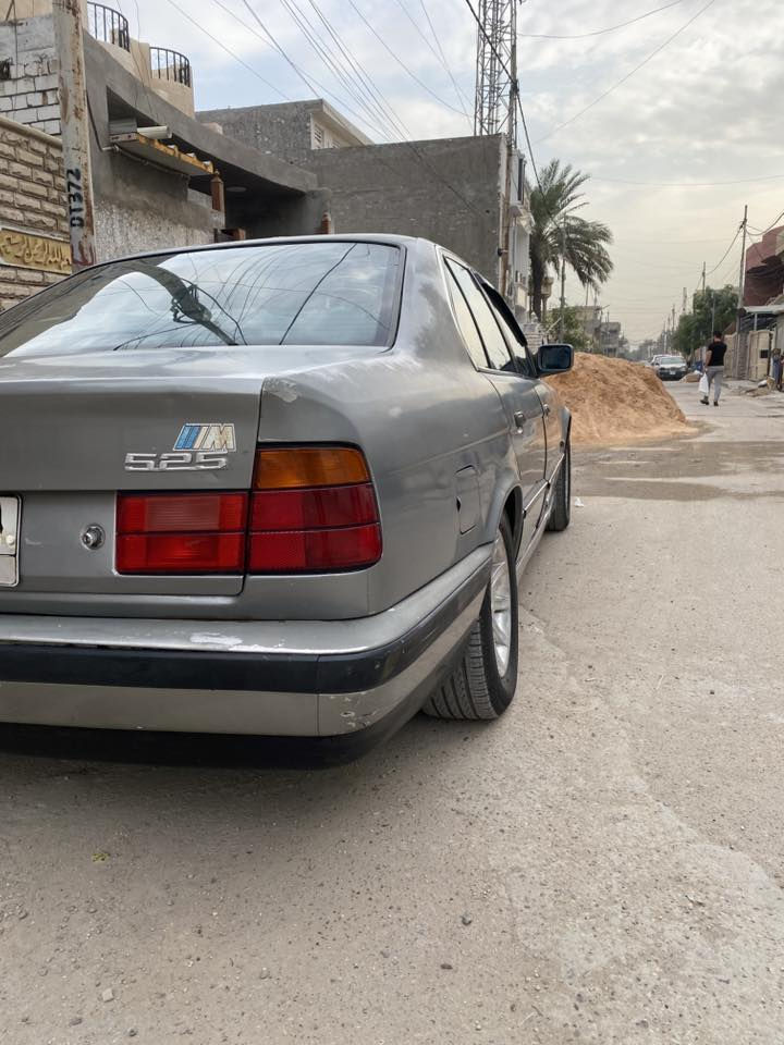 السلام عليكم… BMW للبيع …525 موديل 88 كير محرك صدر نظيف تخم تاير داخل جلد نضيف جداً كشنات امامي تحكم كهرباء 
سياره بيها ضربه بالجاملغ الخلفي اليسره 
تبريد شغال، سيارة بأسمي تحويل ثاني يوم سنويه لحد ال 27 ,,السياره موضحه بالصوره 
وتگدر تجي تشوفها وبيك خير ودلل 
مكاني بغداد الدوره، السعر 44 ورقه وبيها مجال بسيط
رقم الهاتف *********** رقمي الأسيا بي واتساب
***********
