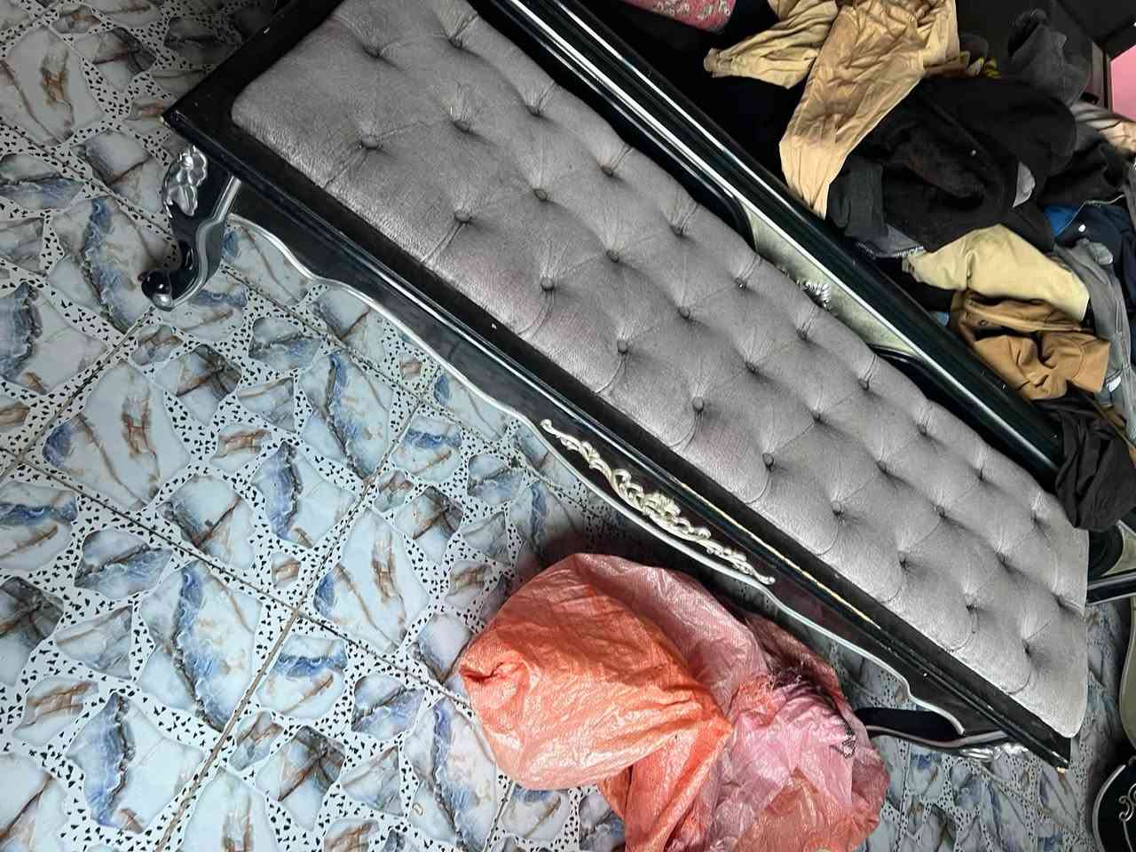 السلام عليكم
غرفة أخشاب للبيع تركي أصلي درجة اولى

كلش نضيفة وما متعوبة + وياها چرباية درجى اولى

للتواصل ‭***********‬
