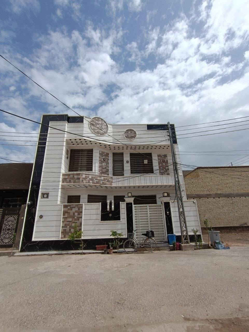 بيت طابقين مساحه 150م طابو زراعي 25 على طريق البوبيات كربلاء  خلف الحر،ع، يحتوي على 6 غرف بناء حديث موقع جدا مميز خدمات كامله يبعد عن لاامام الحسين ع ،10 دقايق بالسياره سعره 300 مليون للاستفسار لاتصال *********** او مراسله الصفحه
