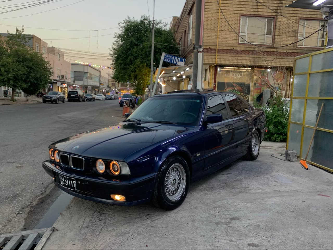 بةناوي خواي گةورةو ميهرةبان بييم موديل٩١ ئارم پلاستيك سليماني بةشةرتي ئةوليات ٥٢٠ گيرحادي سلايت بي ليدان جةمپيكي خةفيفي پيشي هية موس براوةي بةشةرت سيارةكة تةبحةن زور زور بةقوتة قوةتيكي ٥٢٥جي هية هةزار مشالا سيارةكة ناوةوو دةري زور خاوينة وةك رسمةكانة كارةبايتي هةموي مةزبوتة سيارةكة جوار تاويلي موشةبةكي لوك گوي بةرخ تاخم لايتي ئةلاقةي لوك سيارةكة وةسفي ناوي مةكينة هةلميشي نية بةشةرت گيرو مةكينة ئةكسل كلاجو حةنةي نوي موسو براوة ئارمو ئةوةليات بةشةرت سحري خوار هةمو بازار ٣٣كةمي مجال شوين هةولير متشةري ني بيزارم مةكة براي من لةگةريزم  رةقةم *********** أربيل, العراق
