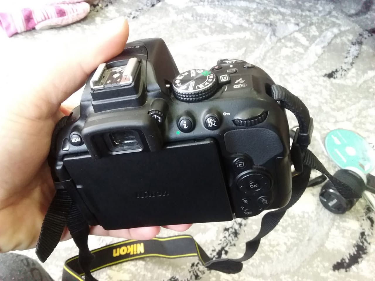 للبيع: كاميرا Nikon D5300 احترافية – نظافة ممتازة 99%)
الموديل: Nikon D5300.
الدقة: 24.2 ميجابكسل لصور فائقة الحدة.
الشاشة: متحركة بالكامل (Vari-angle)، مثالية لتصوير الفلوجات والسيلفي والزوايا الصعبة.
الاتصال: مزودة بـ Wi-Fi و GPS داخلي لنقل الصور للموبايل مباشرة وبدون وايرات.
الفيديو: تصوير Full HD 60p لتصوير فيديو سلس جداً.
الحالة والملحقات:
الكاميرا نظيفة جداً واستخدامها كان خفيفاً (الصور توضح النظافة).
تأتي مع الكرتون الأصلي وجميع الكتلوجات.
معها العدسة الأصلية  18-55mm VR 
قرص التعريفات، كيبلات التوصيل، وحزام الكاميرا الأصلي.
ملاحظة للأمانة: ( الكاميرا استخدام منزلي وليس مكتب تصوير )

الكاميرا معاها البطارية الأصلية، لكنها بدون شاحنة (سعر الشاحنة بسيط ومتوفر بالأسواق).
سبب البيع هو لاني محتاج فلوس لامور خاصة .
السعر: [350] الف . 
المكان: [الموصل].


**إذا كنت صاحب هذا الإعلان وتريد حذفه لأي سبب، رجاءا أرسل رسالة إلى الدعم الفني**