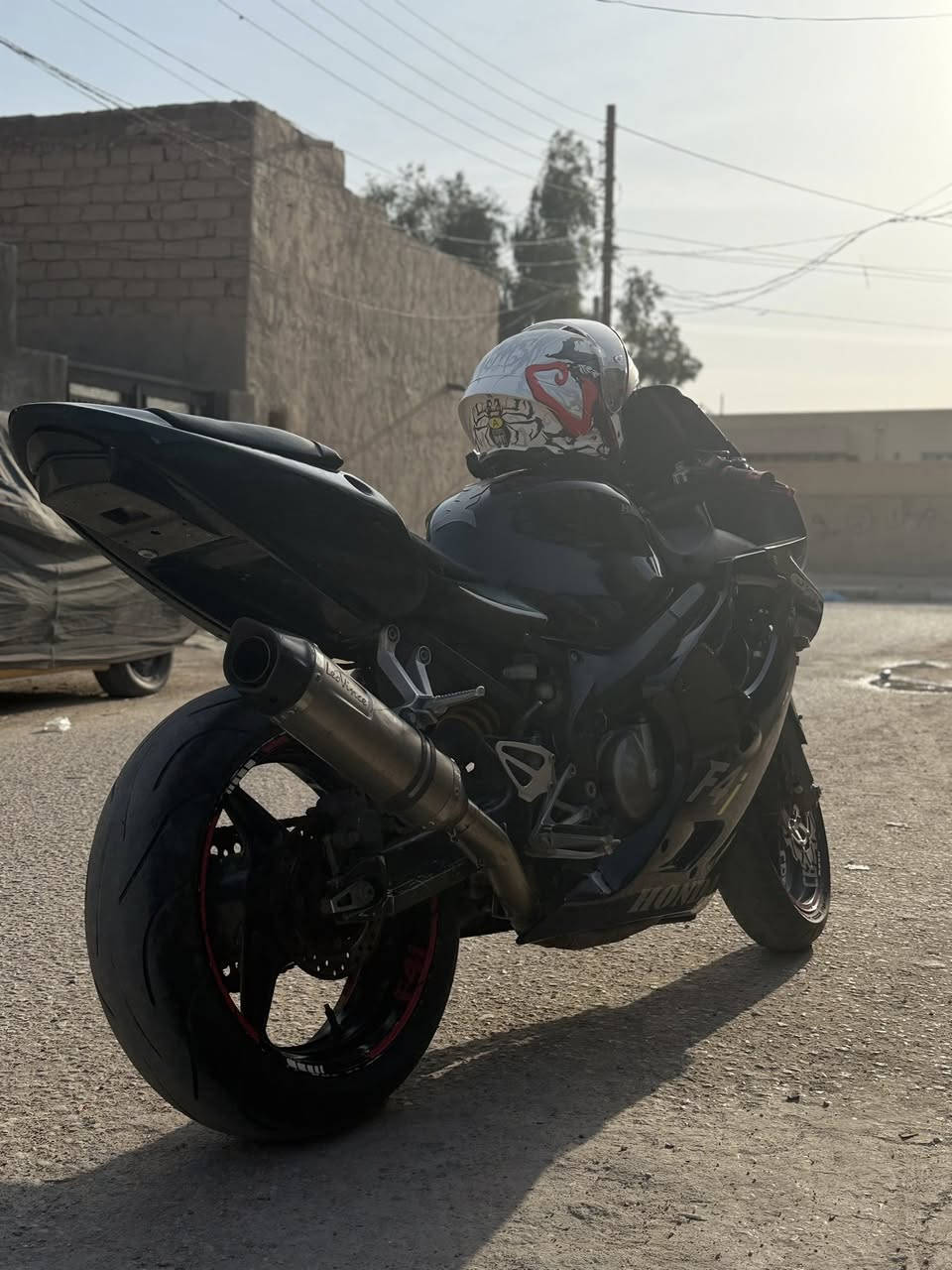 سلام عليكم افوراي للبيع مكينه 600 دراجه مكفوله ونضيفه جيب فيتر وتعال افحص الدراجه مكانه كربلاء حي العامل سعر 29 وبيه مجال رقم ***********
