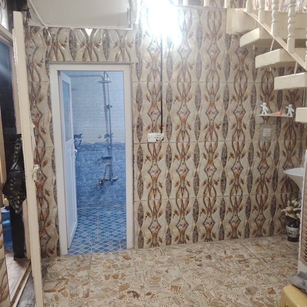 دار للبيع حي القدس الثاني خلف الكراج الجنوبي
مساحه ٥٦ متر مربع 
واجه ٧
نزال ٨ 
طابقين الاول يحتوي على استقبال صاله ومطبخ وتخاريج 
الطابق الثاني غرفه كبيره جدا 
للاستفسار اتصال على الرقم‭٠٧٨٠ ٥٢٩ ٨١٠٦