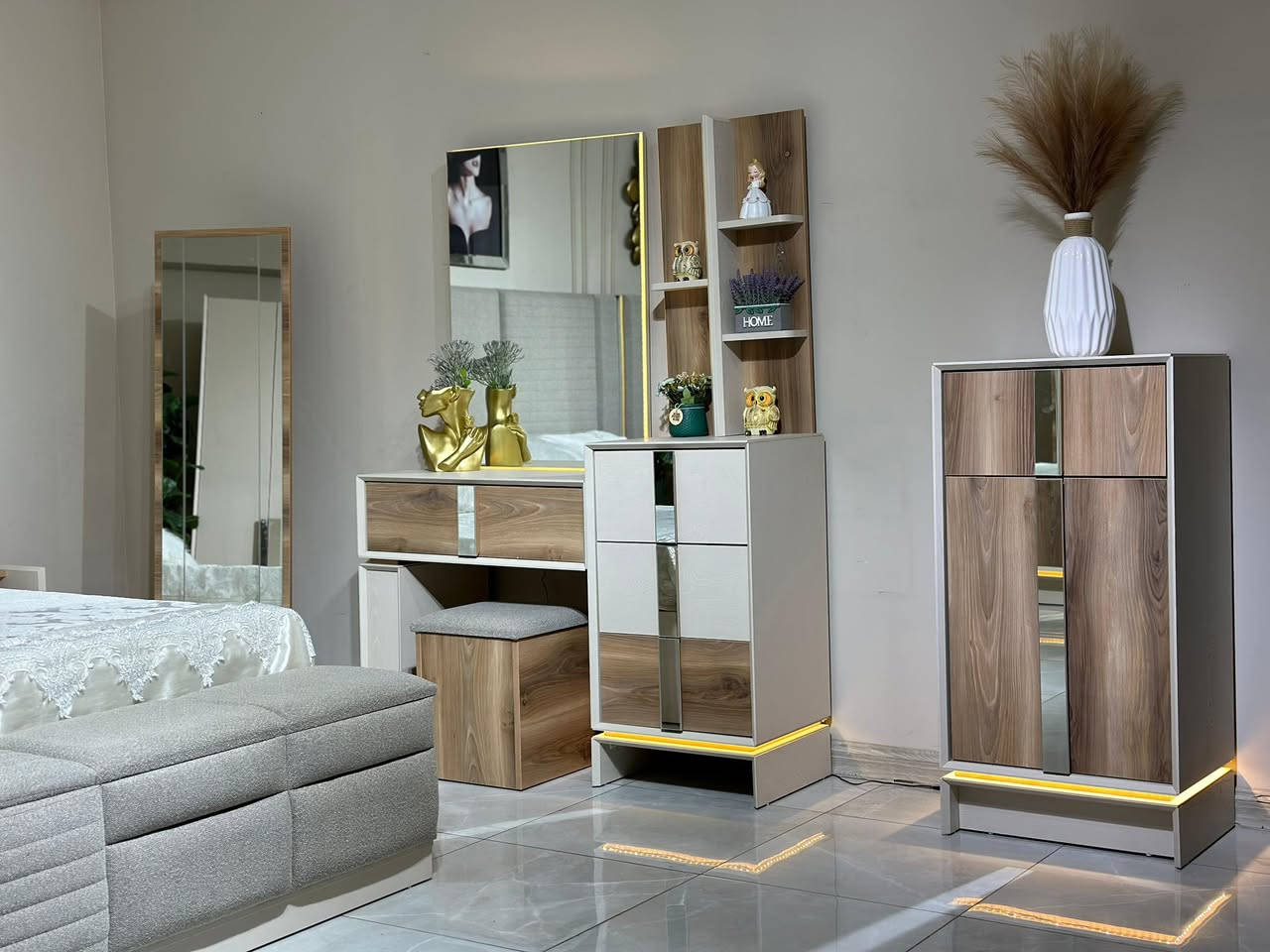 ✨ عرض الفخامة والأمان من جمعية التراث الاستهلاكية ✨
بشرى سارة لزبائننا الكرام.. توفرت الآن غرفة النوم (ميرت - 10 قطع) بتصميمها الساحر (بيجي وجوزي) مع أقوى عروض الدفع والضمان في الرمادي!

✅ نظام الدفع المريح:
نحن نسهل عليكم الامتلك بخيارات تناسب الجميع:
• السعر نقداً: 1,550,000 دينار فقط.
• السعر بالأقساط: 2,000,000 دينار.
• القسط الشهري: 130,000 دينار (أقساط مريحة وميسرة).

🛠️ ميزة الضمان الذهبي (خاص بجمعيتنا):
لأننا نثق بجودة أثاثنا، نقدم لكم ضمان (5 مرات) شد وفتح!
انقل غرفتك وأعد تركيبها بكل ثقة، فنحن نضمن لك بقاء المتانة والجودة كما هي في كل مرة.

📋 مواصفات الغرفة:
• طقم متكامل (10 قطع) بنظام إضاءة مميزة.
• سرير خزان (جك) بارتفاع 150 سم لراحة وفخامة ملكية.
• كنتور واسع (240×220×52) + دولاب إضافي (80×220×53).
• ملحقات كاملة: ميز تواليت (130×180)، كومدي، مراية قيافة، درور، وميز إضافي.

📍 العنوان: الرمادي - التأميم - القادسية الأولى - شارع النخيل - مقابل محطة النخيل.
📞 للحجز والاستفسار: ***********
جمعية التراث.. الجودة التي تستحقها، بالدفع الذي يريحك.
