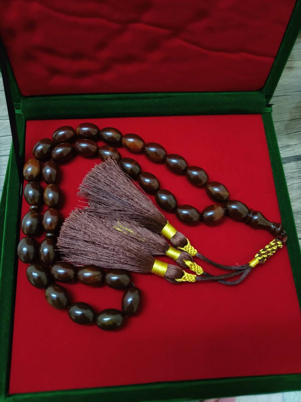 مسابح عطريه مزيج من الباكليت و الفاتوران و والسندلوس و صمغ الاشجار  خراطه يدويه الريحه تبين اول ما تفتح العلبه تجيك ويه كارت الضمان والعلبه وضمان فوحان العطر سنتين للتواصل واتساب ***********
