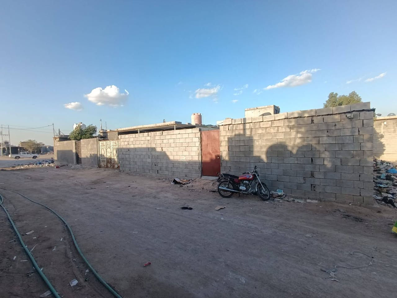 السلام عليكم ورحمة الله وبركاته يوجد لدينا قطعه ارض للبيع المساحه 200 متر نوع العقار عقد زراعي مسيجه بل كامل 
المكان البصره الزبير خلف المعارض السيارات 
السعر 7 مليون رقم الهاتف
0770 907 7251 ابو عباس الزبير, البصرة
