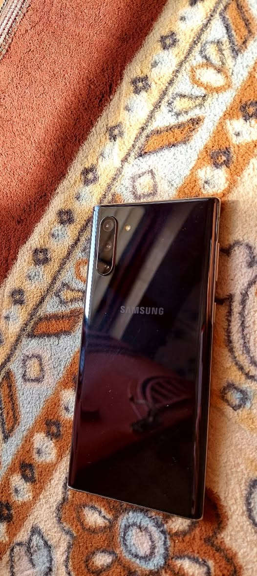 السلام عليكم
جهاز نوت 10 NOT شرق اوسط 
ذاكرة 256
رام 8
الجهاز نظافه 98٪
السعر250
***********
***********
