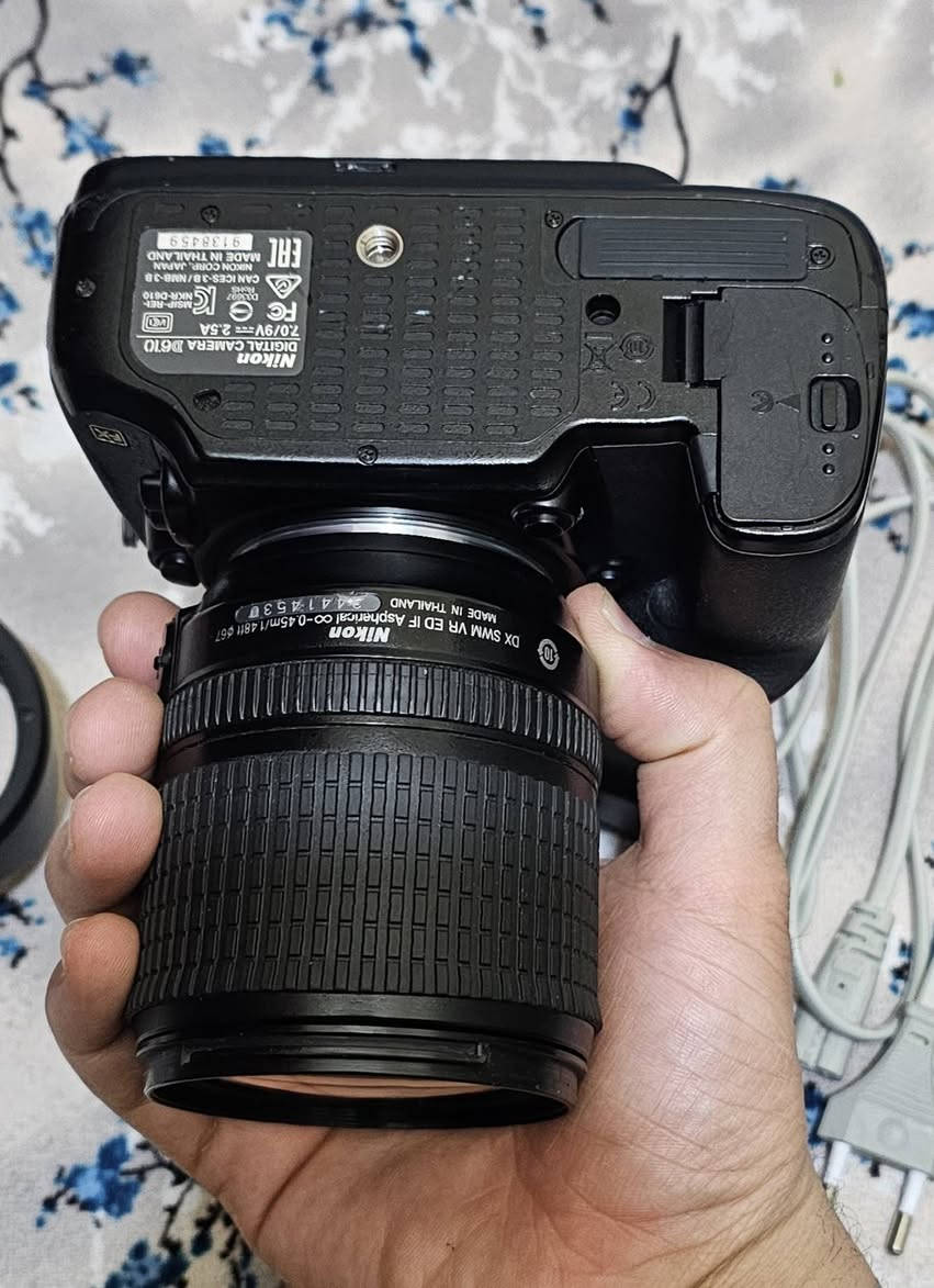 السلام عليكم 
كامرا نيكون 610d الكامرا جدا حلوه ونضيفه 
ملحقات شاحنه بطاريه هود السعر ٧٠٠ وبيه مجال توجيل موجود ***********
