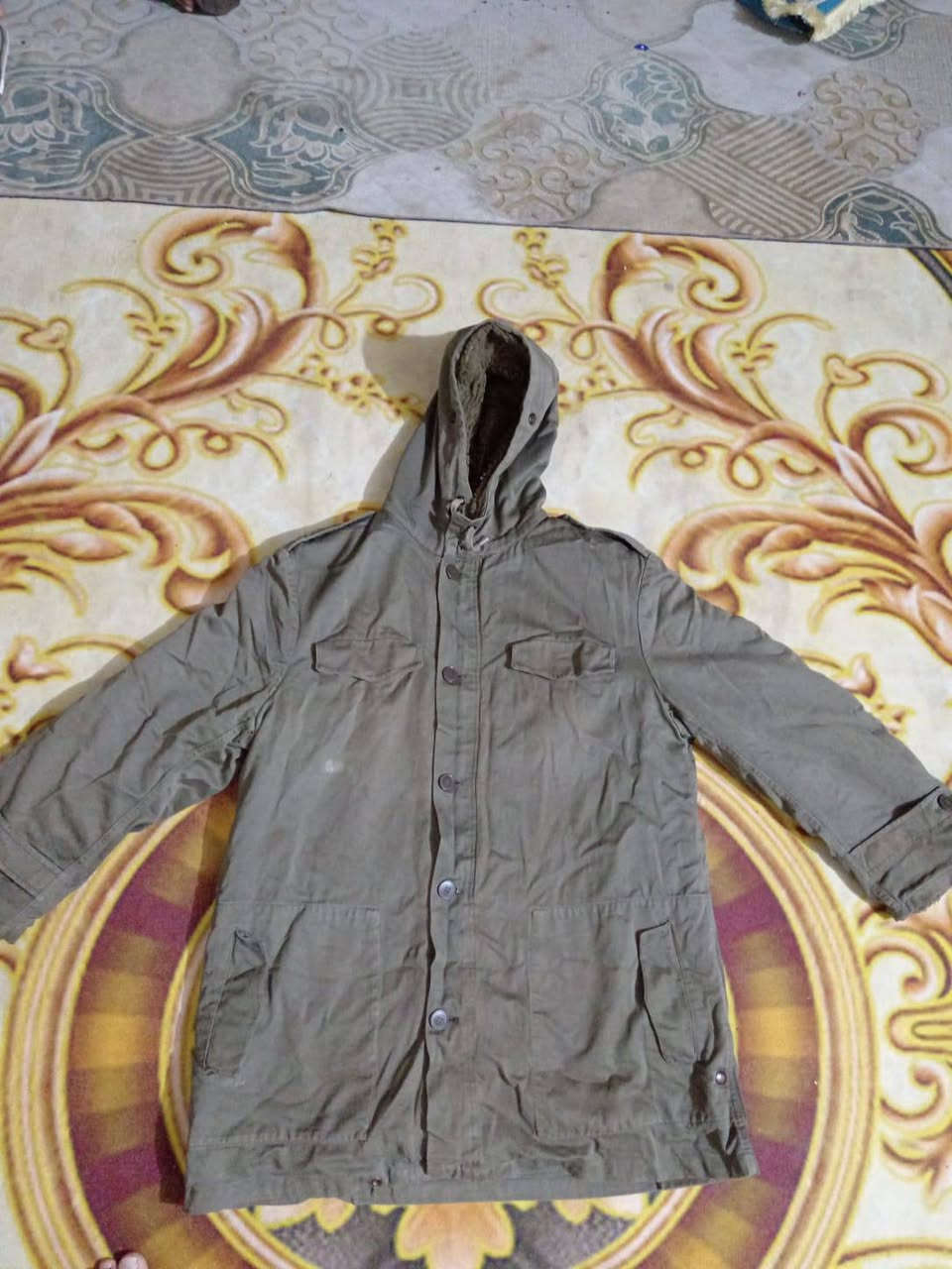 السلام عليكم قماصل عسكريات العدد اثنين واحده منهن روماني الاصلي نضافه 100/70 والثانيه عسكريه مبطن بفرو  نضافه 100/100 يوجد توصيل لجميع محافضات العراق للنتصال عل الرقم ***********
