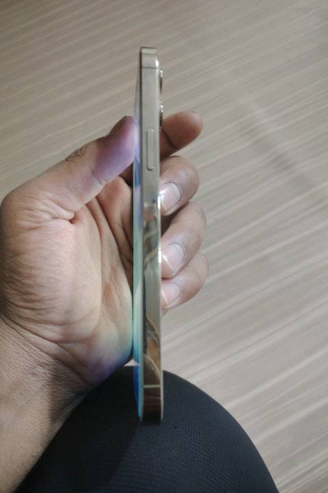 السلام علیکم ايفون 12بروماکس ذهبی شرق اوسط جهاز ۶ وضع البلاد مامفتوح ولا مصلح ذاکره 256 شرط اوسط بطاريه 76 السعر 500وبی مجال العنوان البصره العشار 