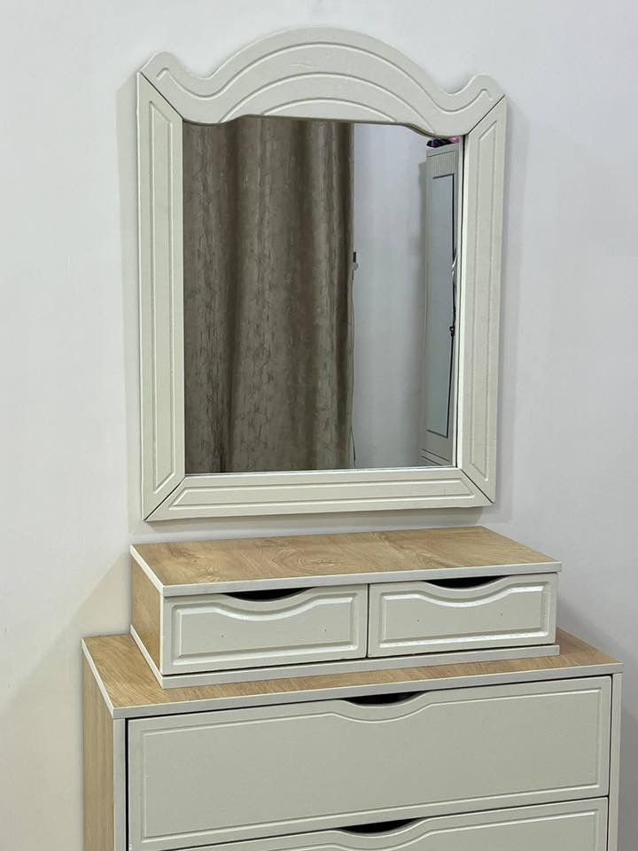 ميز تواليت جديد
السعر 95  
خشب ام دي اف ثقيل 
ابعاده العرض 80 ارتفاع 180 
يجيكم مشدود كامل فقط 
ويجيكم قطعتين الطلب قطعه مرايا تتعلك وقطعه مجرات
العنوان النجف / الكوفه تواصل ***********
