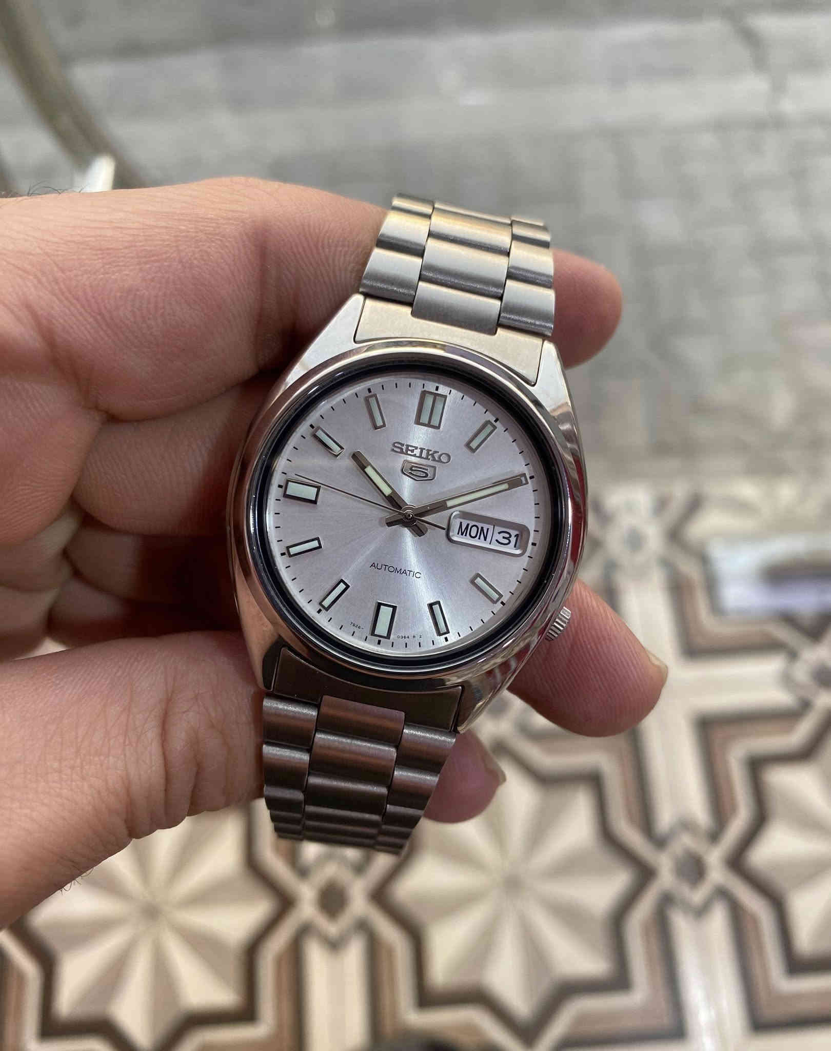 #SEIKO 5 
#سيكو 5 ياباني آصلي كامل المرفات وكالة 
جديد غير مستخدم 
موديل SNXS73K
اوتو ماتك 21 حجر 
قطر 37.45
مقاومة الماء 30 متر 
ارقام لامينوس 
السعر جدا طيب الحجز او اي استفسار خاص 
او واتساب ***********
يوجد توصيل داخل وخارج العراق
