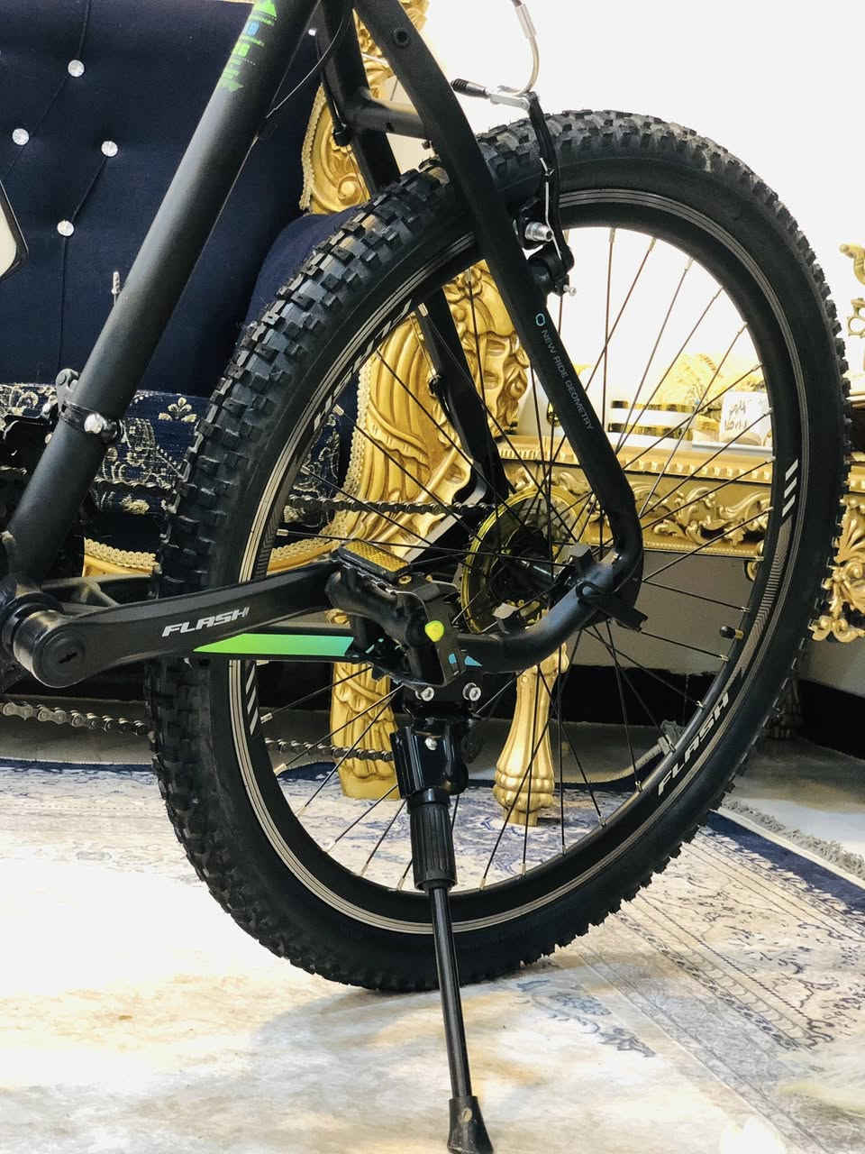 السلام عليكم..
للبيع بايسكل FLASH ULTRA V16 بحالة الوكالة (جديد تماماً). البايسكل اشتريته قبل 3 أيام فقط واستخدامه جداً بسيط، يعني بعده بجماليته وكوالتي الجديد تماماً. 
اللون : 
اسود طافي مطعّم بأزرق وأخضر 
المواصفات: 
 • الموديل: FLASH V16 (الأصلي).
 • الحجم: 27.5.
 • الحالة: بحالة الزيرو (مستعمل 3 أيام فقط)، لا شخط ولا نقص، والتايرات لسه بشعراتها.
 • نظام البريك: V-Brake (المخدات) سريع الاستجابة.
 • گير السرعات: 21 سرعة (3 تروس أمامية و 7 تروس خلفية)، نظام تحويل السرعات سلس وممتاز.
 • الهيكل: ألمنيوم خفيف وتصميم عصري. 
 • السعر: 225,000 دينار عراقي 
 • الموقع: بغداد - التاجيات.
 • للتواصل: [***********] موجود واتساب
