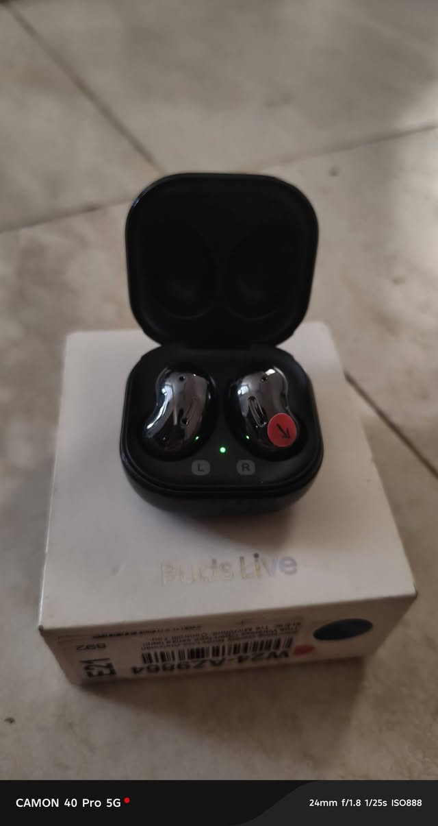 ​🎧 سماعة بلوتوث سامسونج جالاكسي بودز لايف (Samsung Galaxy Buds Live)
سماعات الأذن المصممة للاستمتاع بكل لحظة! بتصميم مريح وتناسب ذكي يتيح لك الاستماع لمحيطك الطبيعي، مع مكبر صوت محسّن لتجربة صوتية لا تُنسى.
​🌟 أحدث تصميم في عالم السماعات اللاسلكية
​تتميز سماعات Galaxy Buds Live بتصميم جذاب وفريد يبرز داخل أذنك، حيث يعكس منحنيات الأذن والوجه لمظهر طبيعي وخلاب بلمسة لامعة، وتأتي مع علبة فخمة مستوحاة من صندوق المجوهرات لتناسب يدك أثناء التنقل.
​✨ ميزات ستغير تجربتك اليومية:
​راحة طوال اليوم بدون إرهاق: تصميمها المريح يوفر تناسباً محكماً وغير مزعج داخل الأذن، وتأتي مع حجمين من قطع التثبيت لتضمن المقاس الأفضل لك.
​إلغاء الضوضاء النشطة (ANC) للنوع المفتوح: نظام ذكي يمنع الضوضاء ويقلل من أصوات الخلفية المزعجة، دون أن يفوتك ما هو مهم (مثل الأصوات البشرية والإعلانات التنبيهية)، كل ذلك بمجرد ضغطة مطولة لتشغيله.
​صوت عميق يحيط بك (AKG): تعمل المكبرات ذات قطر 12 مم بتقنية صوت من AKG العالمية لتقديم صوت واسع، بينما يساعد المشغل الكبير ومجرى تدفق الهواء في إصدار "باس" عميق وسلس.
​تجربة سينمائية مع صوت 360 درجة: يوفر نظام الصوت المحيطي تجربة سينمائية لافتة للنظر؛ ومع تقنية Dolby Head Tracking و Dolby Atmos، ستشعر وكأنك في وسط المسرح محاطاً بالصوت بتفاصيل مذهلة.
​مكالمات بنقاء الكريستال: بفضل 3 ميكروفونات مدمجة ووحدة استقبال الصوت (VPU) التي تلتقط حركة واهتزاز فكّك وتحولها إلى إشارات صوتية واضحة، ستحصل على أفضل جودة مكالمات حتى في وسط الضوضاء الشديدة.
​مساعدك الذكي مستعد دائماً: يستيقظ مساعد Bixby بصوتك فوراً، مما يتيح لك التحكم في هاتفك، إدارة المكالمات، ضبط مستوى الصوت، أو التحقق من الطقس دون أن ترفع إصبعك.
​🔋 بطارية تدوم لساعات.. وتستمر للمزيد!
​ابقَ مشغولاً بالصوت خلال العمل واللعب مع بطارية طويلة العمر:
​تصل إلى 6 ساعات من الاستماع المتواصل للشحنة الواحدة.
​تصل إلى 21 ساعة إجمالية مع حافظة الشحن الأنيقة.
​📱 توافق تام مع جميع الأجهزة
​السماعة متوافقة بالكامل مع نظامي أندرويد وآي أو إس؛ فقط قم بتنزيل تطبيق Galaxy


**إذا كنت صاحب هذا الإعلان وتريد حذفه لأي سبب، رجاءا أرسل رسالة إلى الدعم الفني**