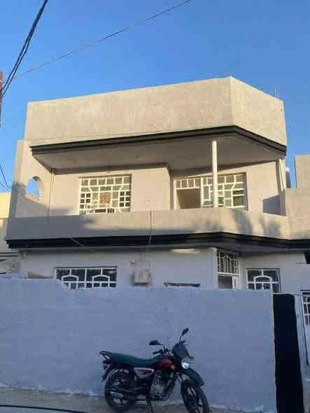 سلام عليكم بيت للبيع موقع 7نيسان دور ضباط قرب سواق قصي
مساحة 280الكلي 360
سند 25
بناء طابوك. بناء قديم شويه 
للبيع فقط 
سعر 150وبي مجال 
رقم واتساب 
***********
