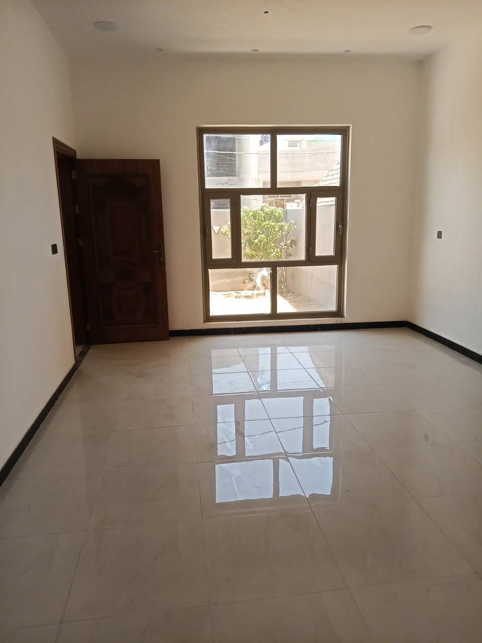 دار سكن منطقة باب الحاره المساحة ٢٥٠م بناء حديث  بناء سنة ٢٠٢٤ الدار غير مسكون طابق واحد 
غرفتين نوم وصاله واستقبال ومطبخ وصحيات
للاتصال مراجعة مكتب المهندس محمد الحاج كتاب
او الاتصال ***********
***********
