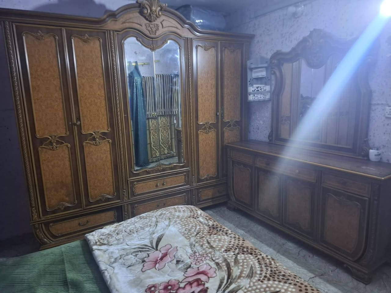 السلام عليكم غرفه ماليزيه نضيفه للبيع بغداد وياهه بعد ميزين وزاويه 
***********
