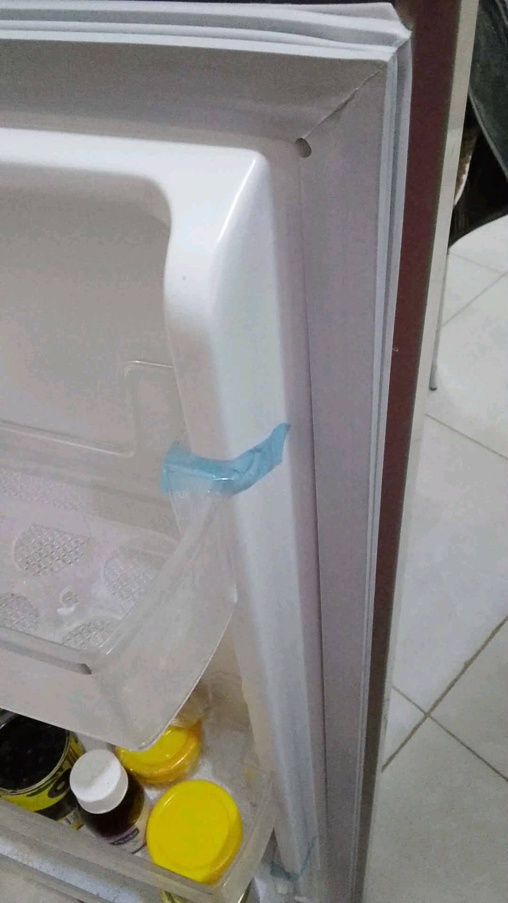 ثلاجة استخدام شهرين فقط جودة عالية جدا
ممكن تذكرلي موديل الثلاجة بالضبط وشكد سعتها/حجمها؟: 
17 قدم
وين موقعك بالضبط بأي محافظة أو منطقة حتى المشتري يعرف موضوع الاستلام أو التوصيل؟: 
بغداد المحمودية
هل الثلاجة بعدها عليها كفالة/ضمان فعلي شغال، وإذا إي منين؟: 
شغال وجديد 
هل بيها أي خدوش، عطل، أو ملاحظة بسيطة حتى لو ما تبين بالصور؟: 
ولا شخط اتحداك تلكا بيها شخط
ليش دا تبيعها بعد استخدام شهرين فقط؟ وهل السعر قابل للتفاوض لو لا؟: 
لان اريد اشيل من الايجار 
