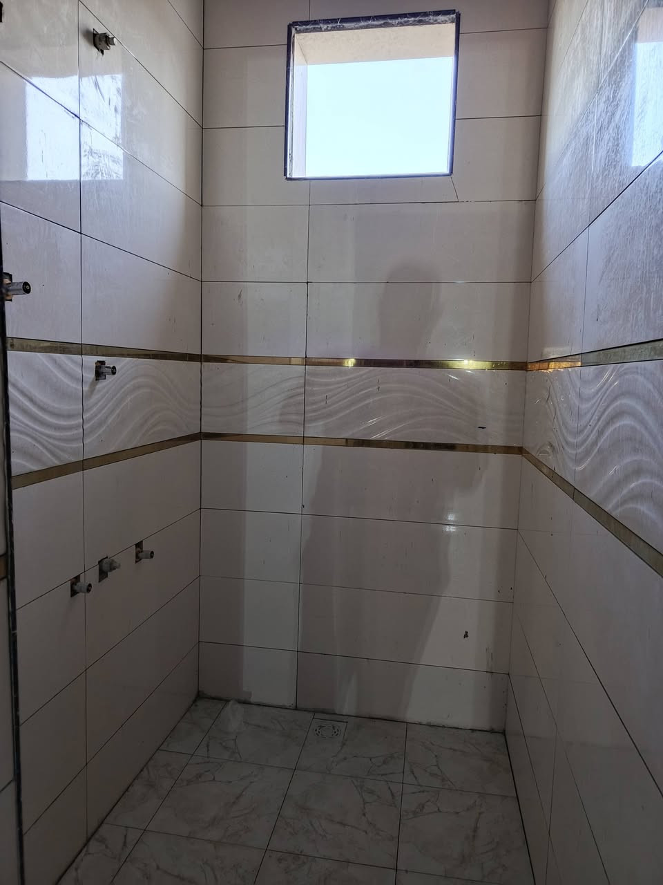 السلام عليكم كادر سيراميك متفرق
وبسعار مناسبة ارضي جدار اتصل وتبشر 
***********
