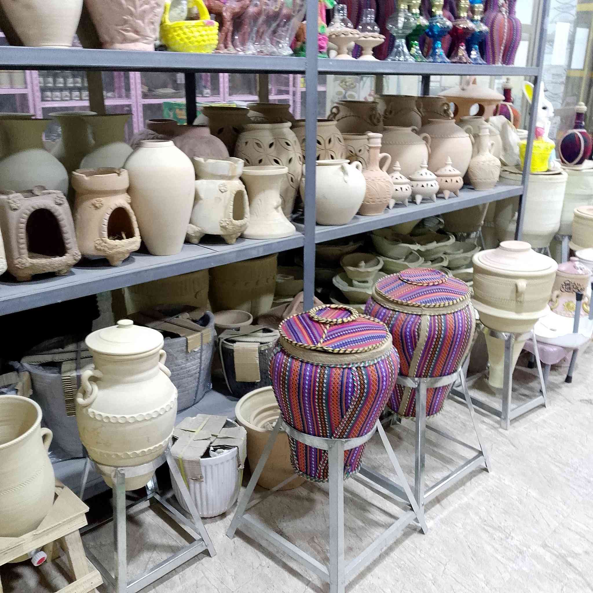 يوجد لدينا كافة الفخاريات والتراث القديم عنوان المحل الجديد هيت شارع سعيد الجباوي او شارع المصرف توصيل داخل هيت مجاني بمناسبة شهر رمضان المبارك رقم الهاتف ***********
