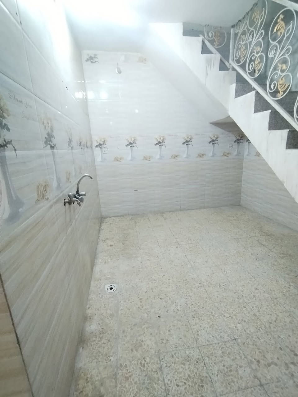 ٥٠ متر طابقين
الطابق الاول مطبغ صحيات و ستقبال
الطابق الثاني صاله و غرفه
السعر قفل ٢٥٠ الف مع الماء و الكهرباء
للستفسار ***********
