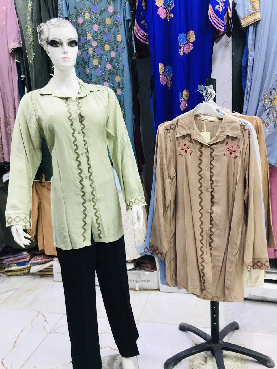 جديدنا.. القميص الطويل اللي يجمع الستر والجمال! ✨👗
​لكل وحدة تدور على "لوك" مريح ونازك، وفرنا لكم تشكيلة من القمصان الطويلة بتطريزات هندسية تخبل.
​الخامة: قماش ناعم وبارد، مثالي للأجواء المتغيرة.
​التفاصيل: تطريز ناعم على الصدر وردان لإضافة لمسة تراثية مودرن.
​الألوان: توفرت بألوان تجنن (السماوي، البيج، الزيتوني الفاتح، والآجري).
​📍 العنوان: المسيب - السوق الكبير - سوق محلات الذهب - مقابل أبو فاطمة للفرفوري.


**إذا كنت صاحب هذا الإعلان وتريد حذفه لأي سبب، رجاءا أرسل رسالة إلى الدعم الفني**