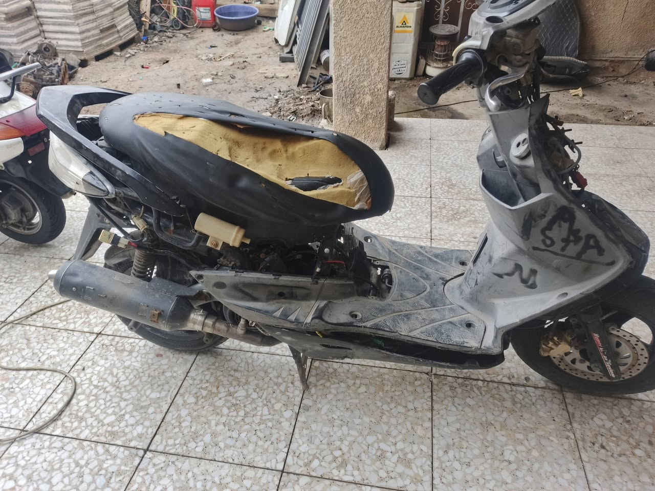 سلام عليكم يولد سكنس فحل كابريتر شغاله بوشه بلاديه سابقآ 58 دراجه ناعمة مكانتها خير من الله لا تنقيص لا تبخير يرادلها بجم كفراتها موجوده بس بجم طاك السعر 300 وفيها مجال للشراي بيها صالصنه بلاديه مو هاي للاستفسار خاص أو ***********٥ مكاني بغداد الحسينيه
