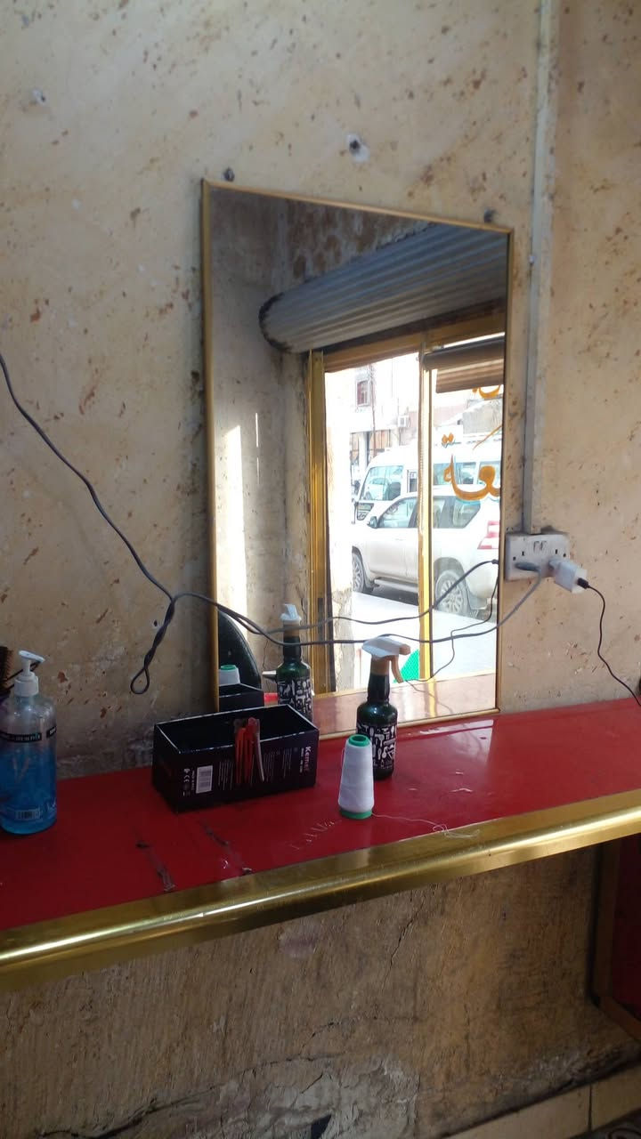 ميز حلاقة للبيع كامل مع المرايات المكان البصرة الكندي سعره 125 الرقم ***********
