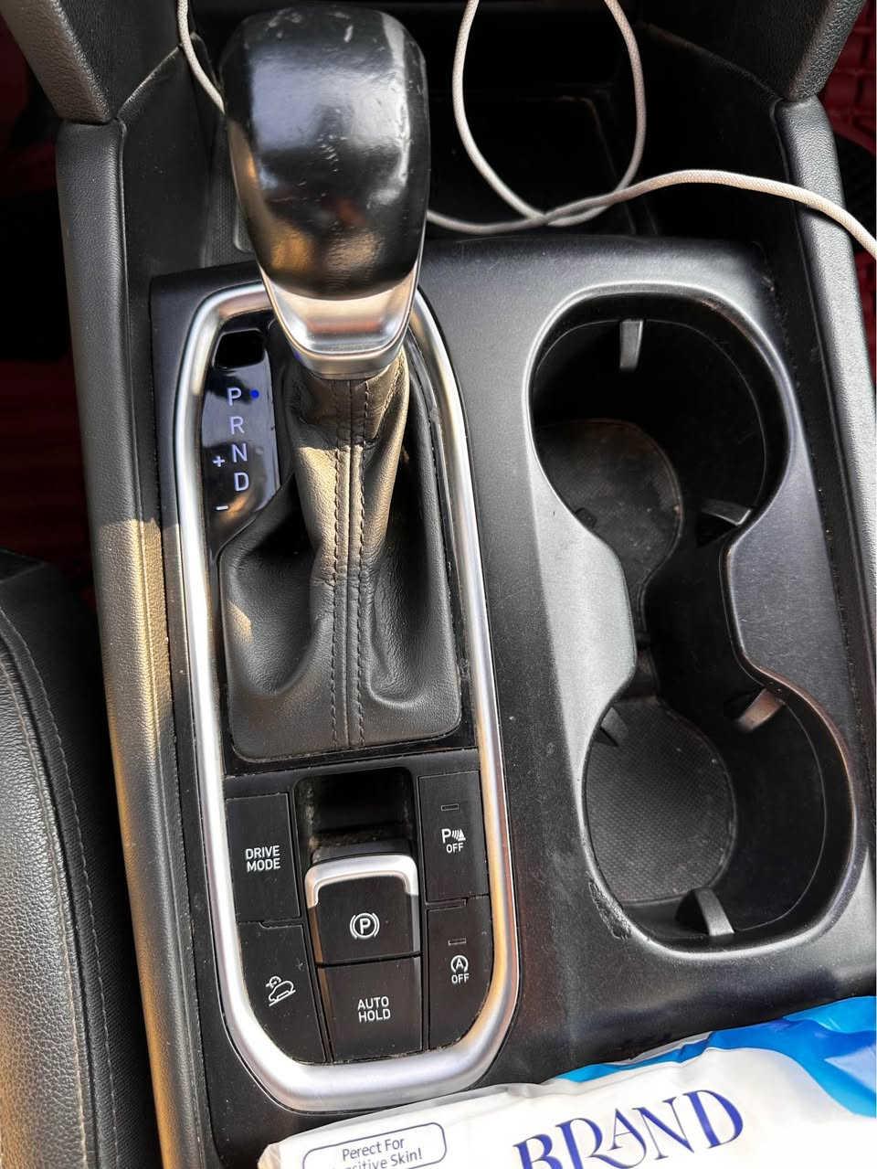 للبيع: هيونداي سنتافي 2020 
المواصفات:
• موديل: 2020
• المحرك: 2500cc
• نظام الدفع: HTRAC (دفع رباعي مستمر)
• المسافة المقطوعة: 81 ألف كم (قابلة للزيادة)
• اللون: أحمر مميز
• الرقم: بغداد خصوصي
المميزات:
• فتحة سقف بانوراما
• بصمة تشغيل وأبواب
• شاشة كبيرة، كاميرا، وحساسات
• داخلية جلد أسود نظيفة جداً
• تحكم ستيرن وكراسي كهرباء
• تكييف مركزي وويلات 18 إنش
حالة البدن (حسب تقرير السونار المرفق):
• صبغ في البنيد
• نصف الجنطه كلير 
• صبغ الجاملغ الخلفي 
• الجانب الأيسر: خدوش وتكحيلات بسيطة
السعر والمعلومات:
• السعر: 180 ورقة (18,000$) وبيها مجال بسيط
• المكان: بابل - الحلة - حي الجزائر
• رقم الهاتف: *********** حلة, بابل
