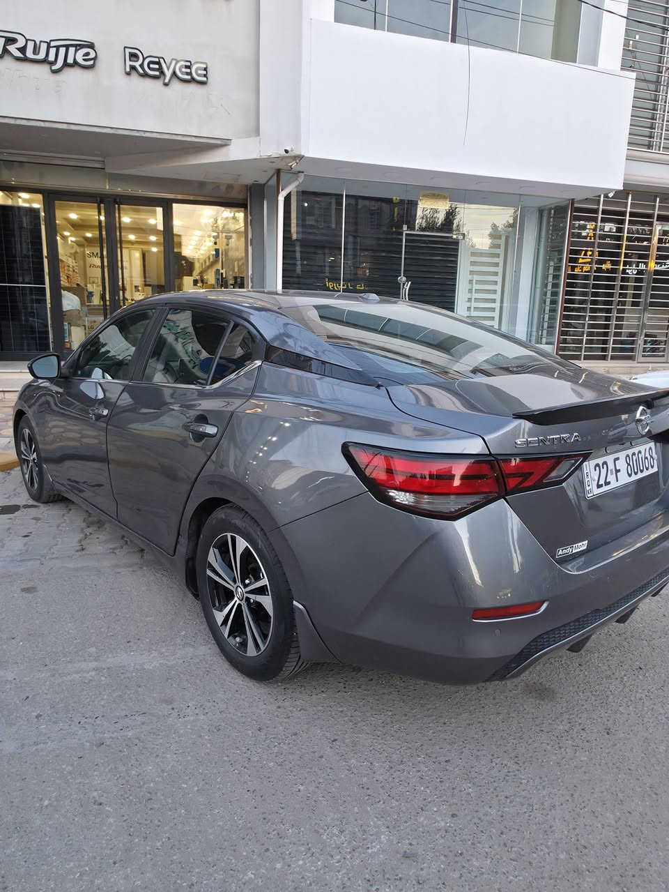 نيسان سنترا وارد موديل 2022 (SV)
سيارة بأسمي جديدة 
 عليهه تغليف عازل صوت وحرارة ناشر صوره
عليهه عازل حرارة للزجاج
حادثة مال اميركا الجاملغ الخلفي
بيهه تعديل بي دي ار جاملغ امامي قليل بدون صبغ مثل ما مأسر عليهن 
يجي وياهه سستم صوت JBL 
بعده ما مشدود 
ماشية 43000 ميل قابل للزيادة 
السيارة عايشة عالبانزين المحسن والسوبر ودهنه كله موبل 1 

سعره 145 ورقة 

***********
