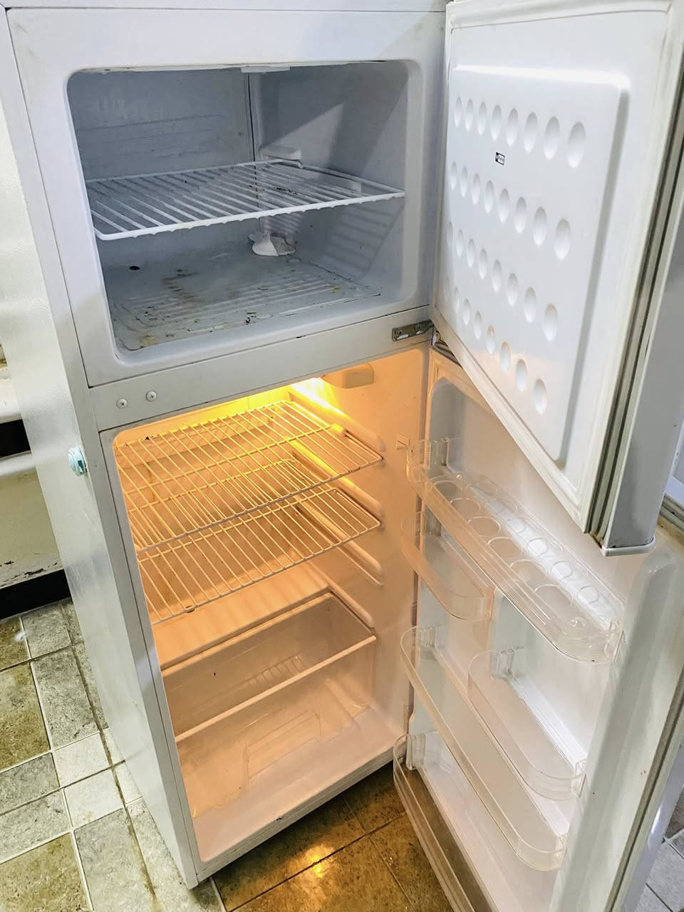 ثلاجه للبيع وسط 12 قدم ونظيفه  مستخدمه موسم واحد وشغاله عالفحص وضمان سنه ماداخله تصليح  شراي يجي خاص


**إذا كنت صاحب هذا الإعلان وتريد حذفه لأي سبب، رجاءا أرسل رسالة إلى الدعم الفني**