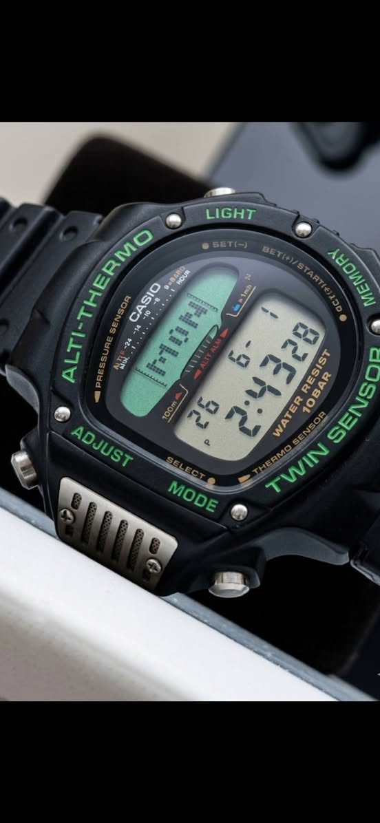 تحية طيبة .
#Cacio_ALT6000
#Alti_Thermo
#Twin_Sensor
#كاسيو
إنتاج ياباني Japan  قديم 1991 فينتج .
رقم الموديل ALT 6000 .
نوادر الساعات الكاسيو ذات المستشعر الثنائي
حيث تحتوي مستشعرين مدمجين الأول لقياس الارتفاع والضغط الجوي 
(Altimeter_Barometer) والثاني لقياس درجة الحرارة 
(Thermometer) وشاشة LCD مزدوجة الجزء السفلي مخصص لعرض الوقت والتاريخ الرقمي بينما الجزء العلوي عبارة عن شاشة مصفوفة نقطية (Dot Matrix)
ذات خلفية خضراء مخصصة لعرض الرسوم البيانية لتغيرات 
الارتفاع والضغط
ومقاومة للماء حتى عمق 100 متر 10 BAR مع وظائف اضافية  مثل تخزين مايصل 50 نقطة بيانات للأرتفاع والحرارة بالإضافة إلى ساعة ايقاف 
و (Chronograph) ومنبة وقت يومي مع اضاءة ميكروية للخلفية
لقراءة الوقت في الظلام .
القطر 48 ملم 
النظافة تامة 99/100 .
خدمة توصيل متوفرة لكل مكان .
التواصل خاص لطفا  .


**إذا كنت صاحب هذا الإعلان وتريد حذفه لأي سبب، رجاءا أرسل رسالة إلى الدعم الفني**