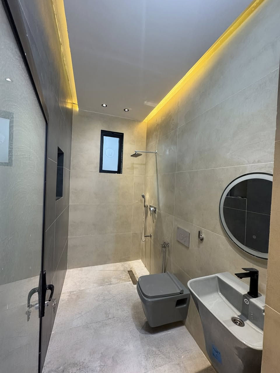 بناء طابق ونص  حديث 

يحتوي البيت. ع[ 2 غرف نوم -استقبال -صحيات  صالة- ومطبخ] البيت شغل درجة اولى 

مع الخدمات[ماي-كهرباء-تبليط]

🔴ملاحضه البيت جاهز للسكن 🔑

⬅️نوع العقار  طابو زراعي سند 25 اقرار محكمه 

⬅️العنوان #بغداد_الدوره_البوعيثه   

       مجمع السلطان ألثالث

🔴للاستفسار  خاص او الاتصال ع  الرقم ***********
