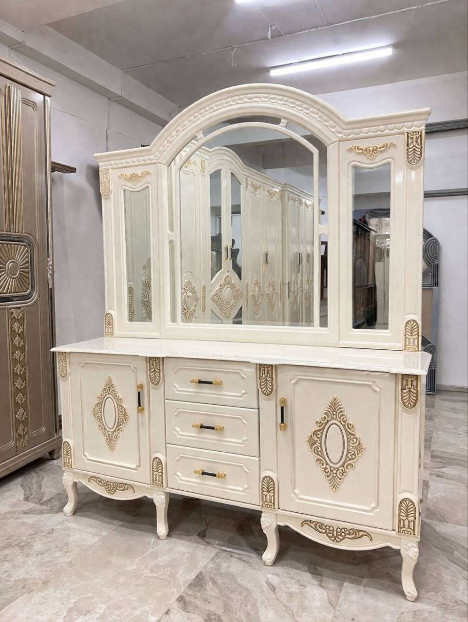 موديل القيثارة 
جاهز للحجز والتوصيل المباشر 
نجاره عراقيه ضمن الدرجى الاولى 
غرفه 6ابواب ملحق داخلي 
تتميز بالون الاوف
 وايت والتعتيق العسلي 
قياسات الكنتور
عرض الكنتور ٣امتار و٣٠ سم
ارتفاعه مترين و٦٠ سم 
عرض الزاويه ١١٠ بارتفاع الكنتور
المجرات حفر بالخشب
الصوميه ١٨٠ في مترتين 
الوجه بلوك انديف 11ملم
الداخل صاج طبيعي 4ملم 

السعر مليونين و٦٥٠


**إذا كنت صاحب هذا الإعلان وتريد حذفه لأي سبب، رجاءا أرسل رسالة إلى الدعم الفني**