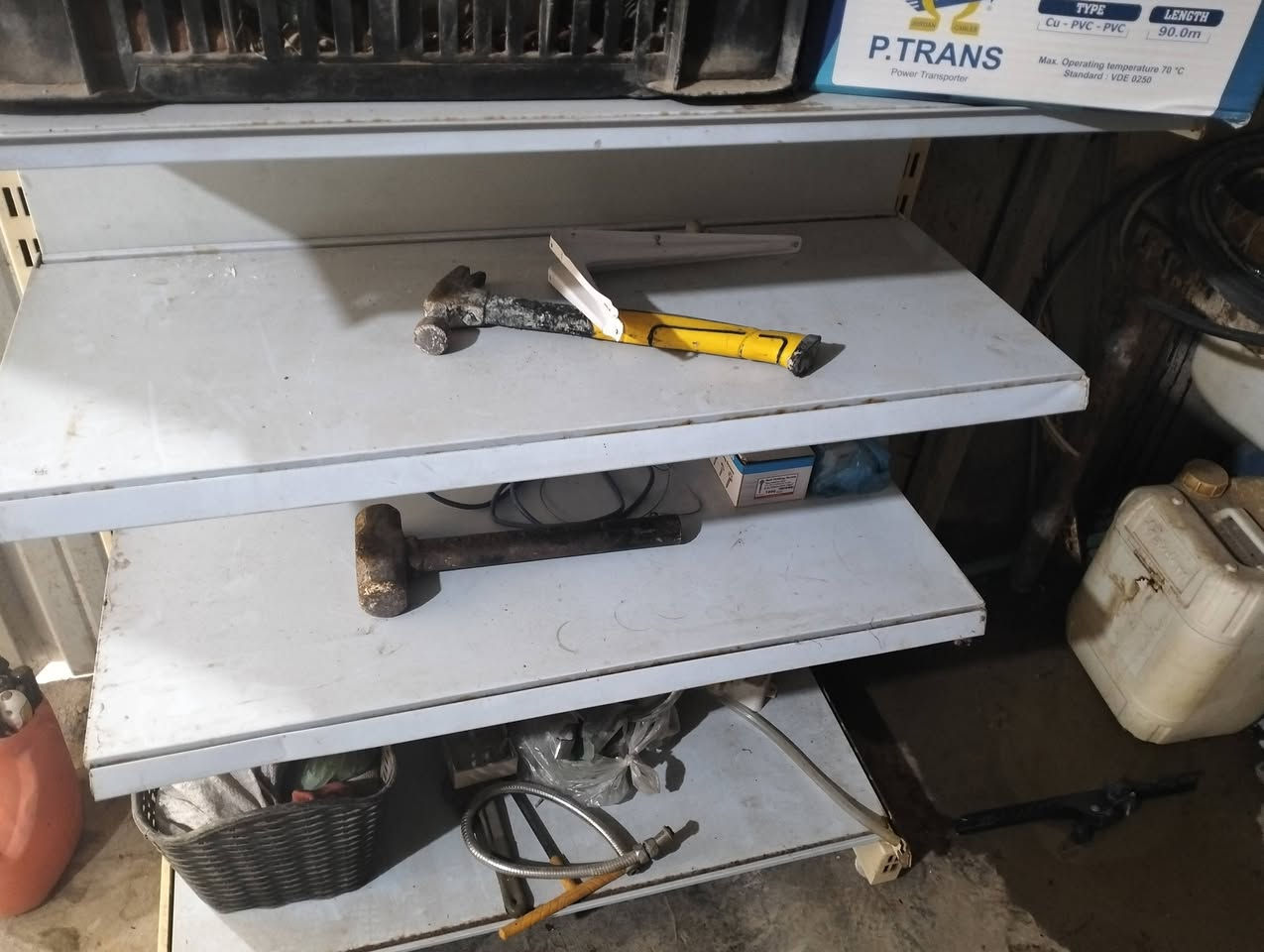 يا الله من رخصت الادمن متاح رفوف حديد كاملة مع ملحقاتها بس اتشد نظافة 90% عدد 30متر للبيع مع رف خشب نظافة 100% مع رف حديد جانبي كامل خمسة طابق للبيع للتواصل مراسلة الصفحة أو الاتصال ***********
